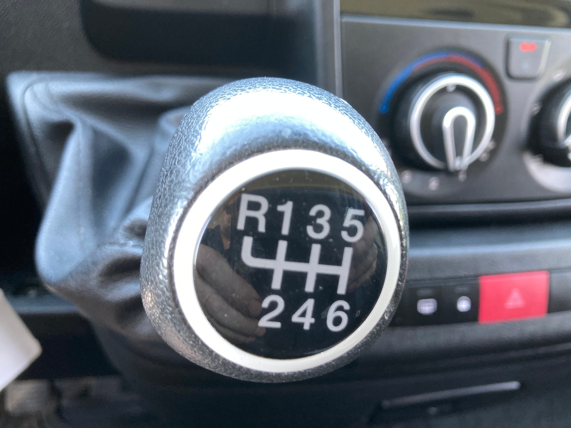 PEUGEOT Boxer 2.2 HDI 335 Premium L3H2 mit Anhängerkupplung-image-11