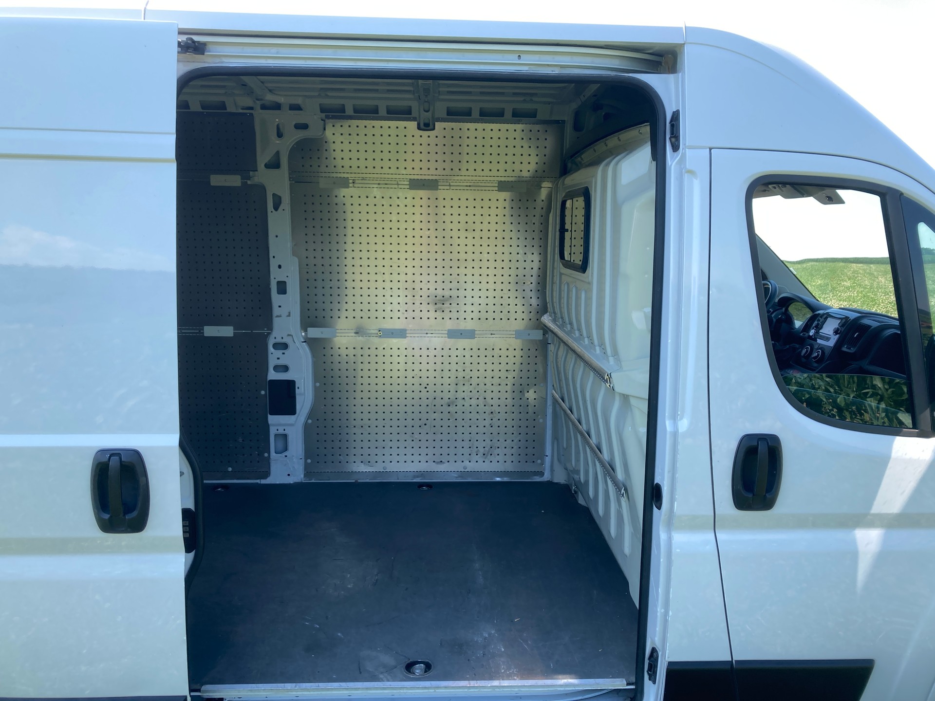 PEUGEOT Boxer 2.2 HDI 335 Premium L3H2 mit Anhängerkupplung-image-7
