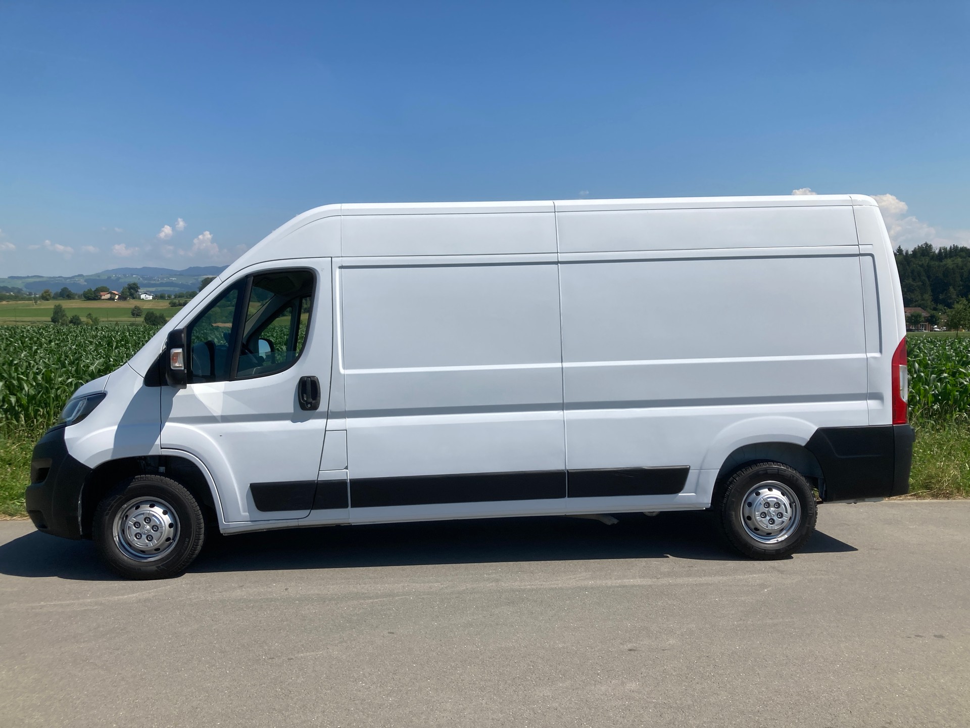 PEUGEOT Boxer 2.2 HDI 335 Premium L3H2 mit Anhängerkupplung-image-4