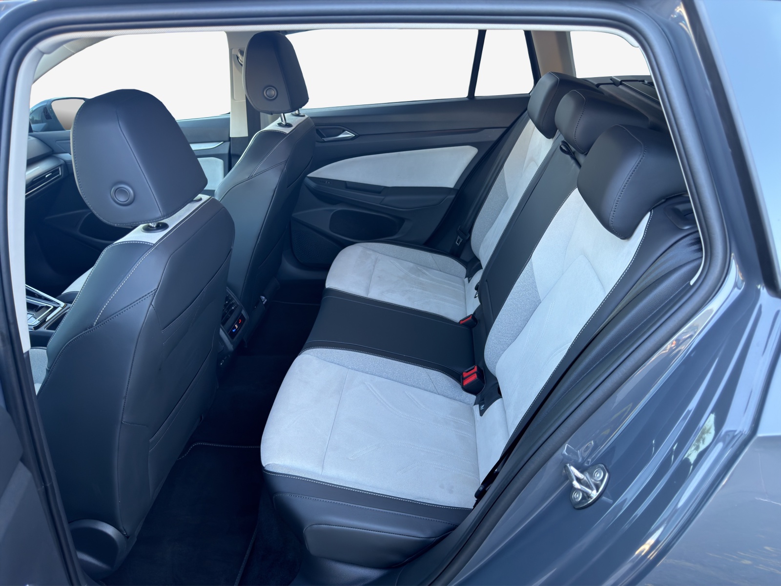 VW Golf Variant 2.0 TDI Style DSG-image-11