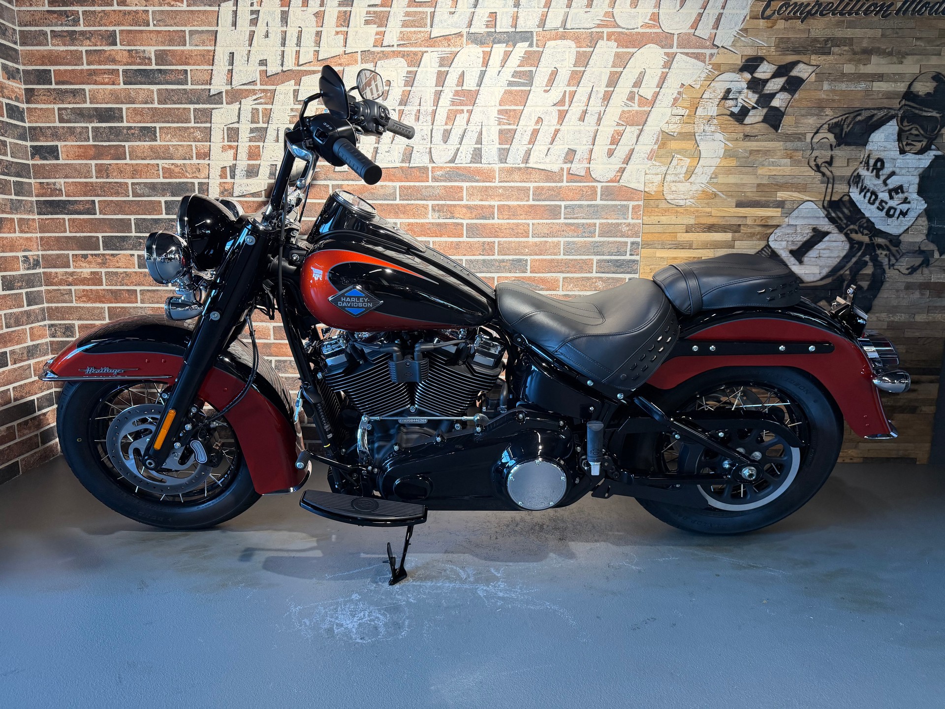 HARLEY-DAVIDSON FLHC Heritage Classic 117ci-showroom-element-3