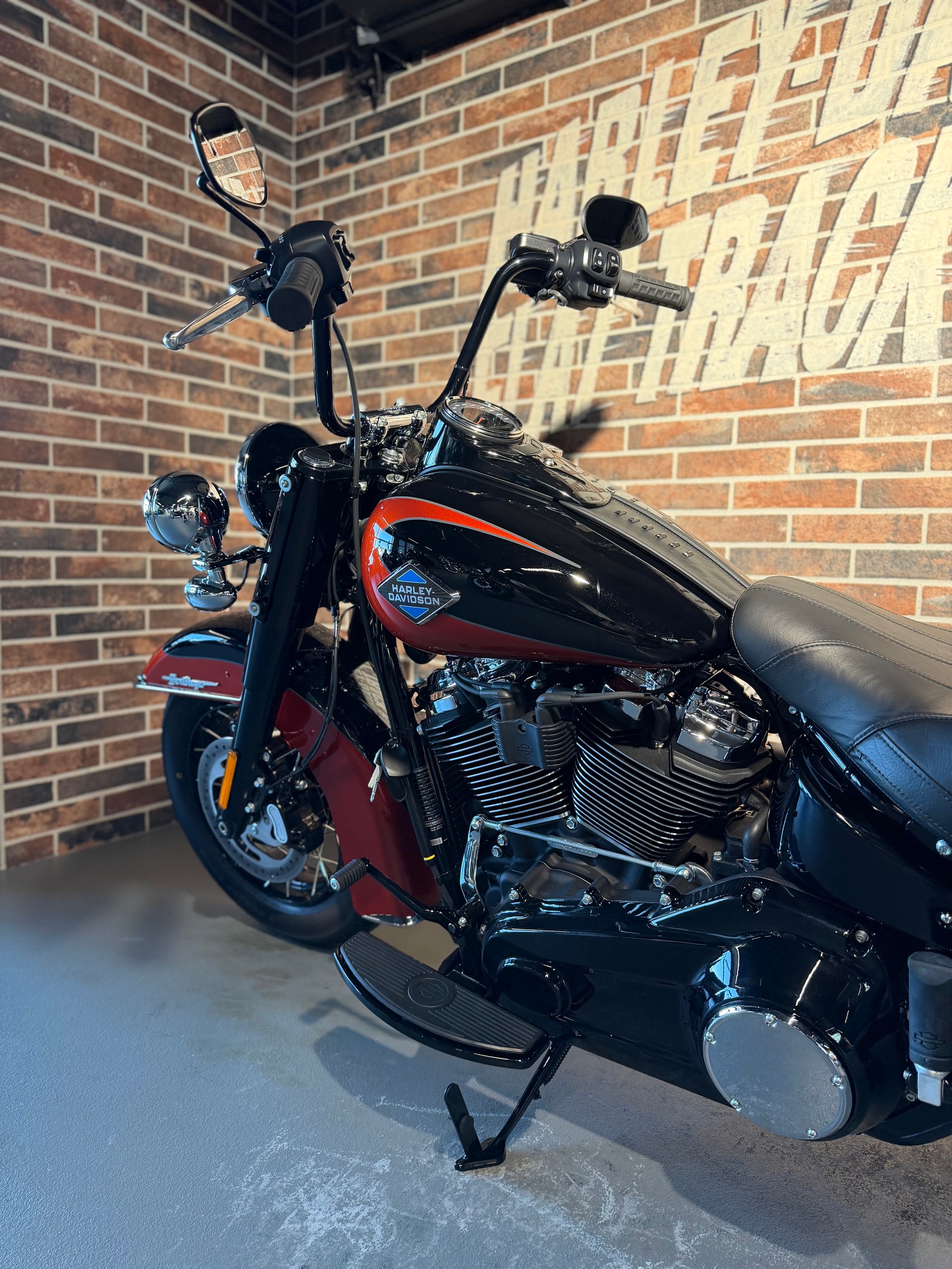 HARLEY-DAVIDSON FLHC Heritage Classic 117ci-showroom-element-1