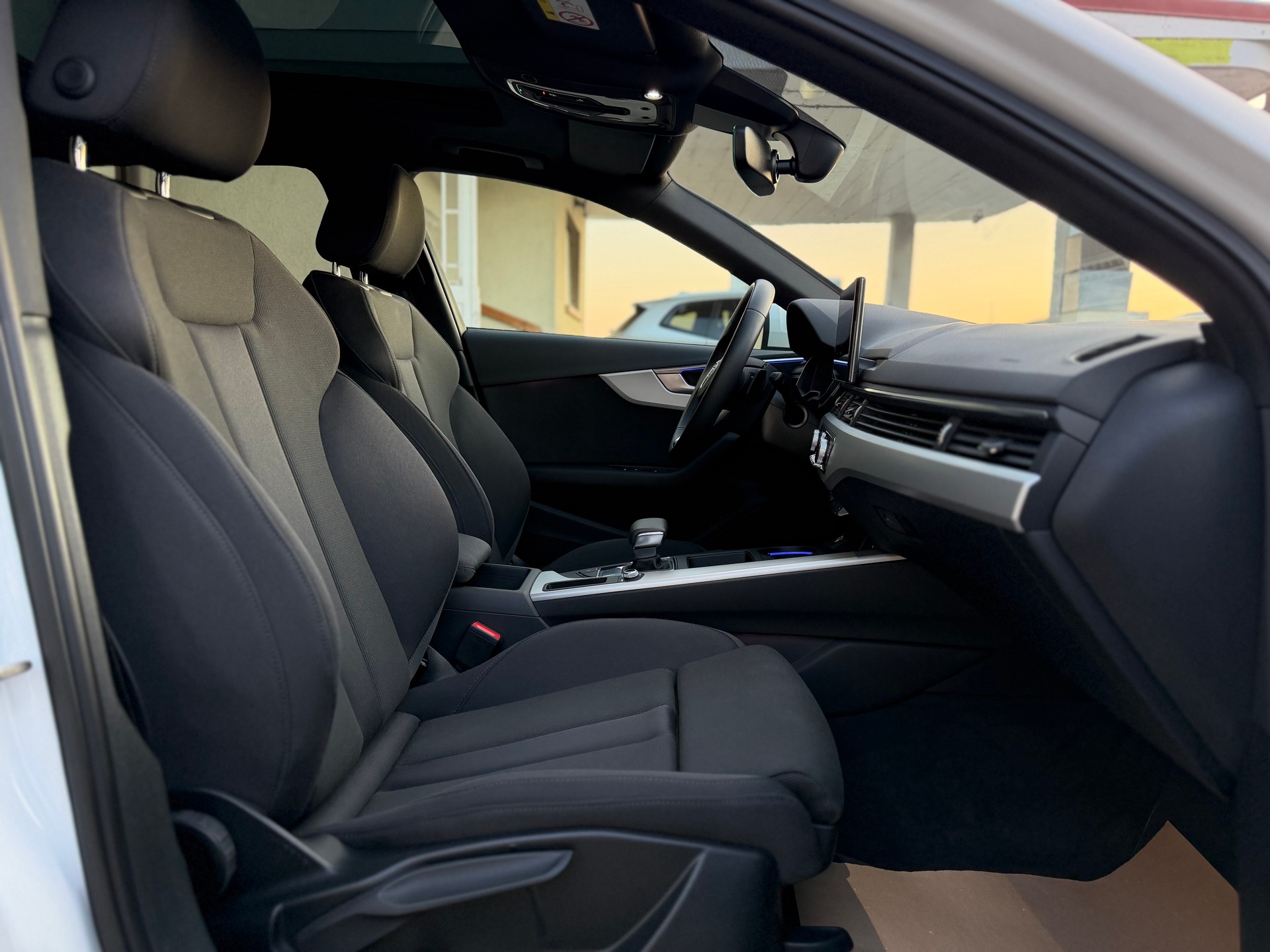 AUDI A4 Avant 40 TFSI S line S-tronic-image-14