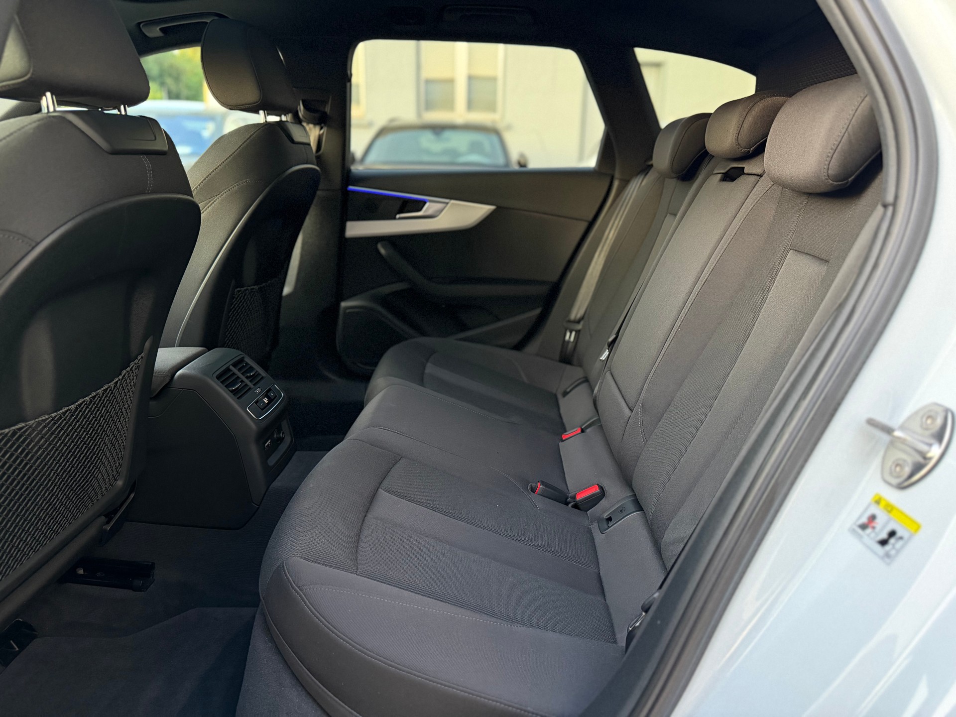 AUDI A4 Avant 40 TFSI S line S-tronic-image-11