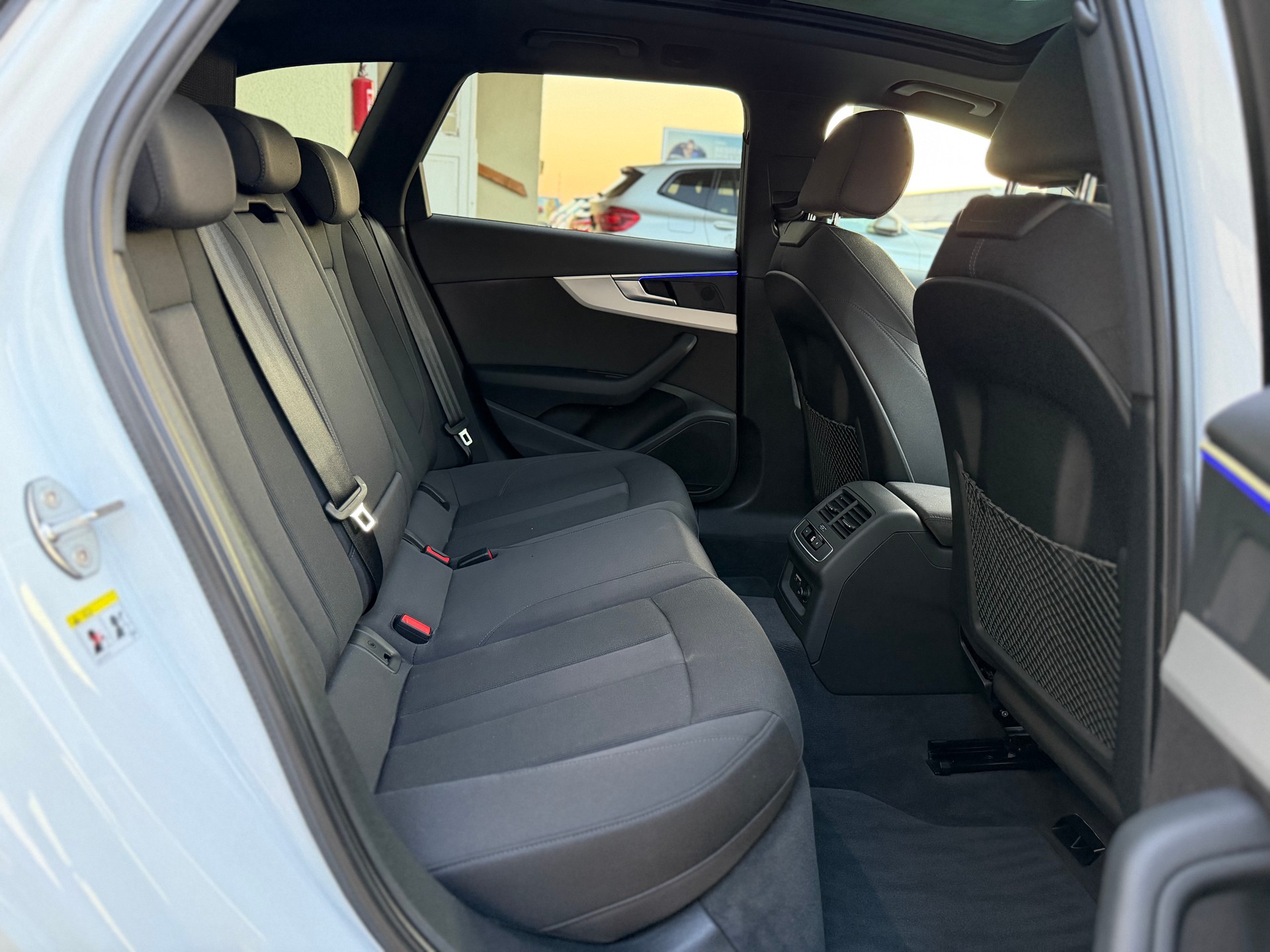 AUDI A4 Avant 40 TFSI S line S-tronic-image-13