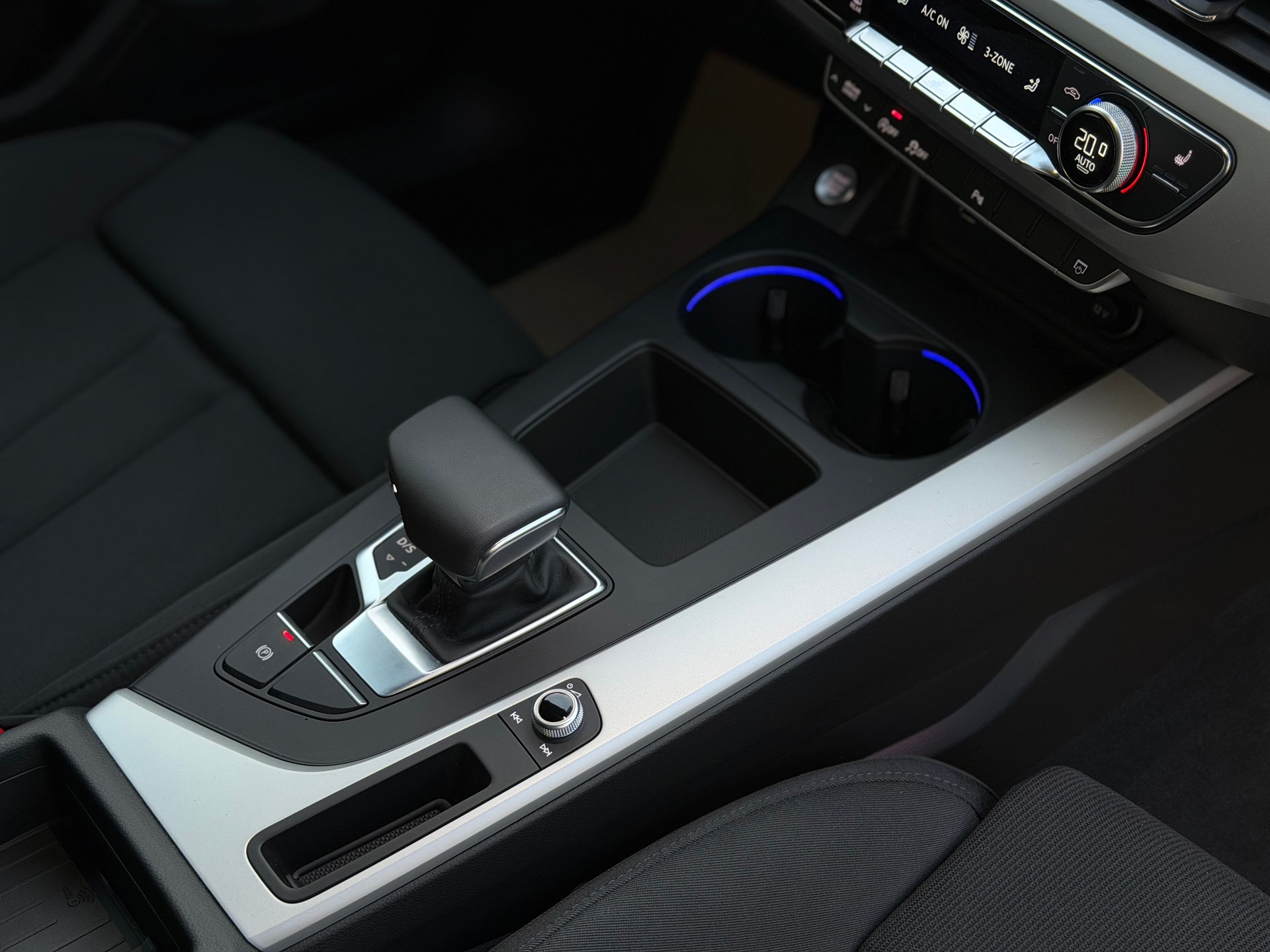 AUDI A4 Avant 40 TFSI S line S-tronic-image-17