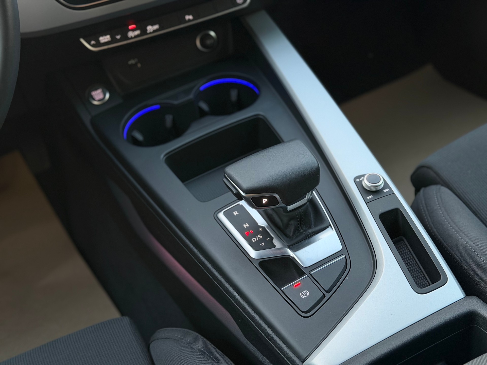 AUDI A4 Avant 40 TFSI S line S-tronic-image-18
