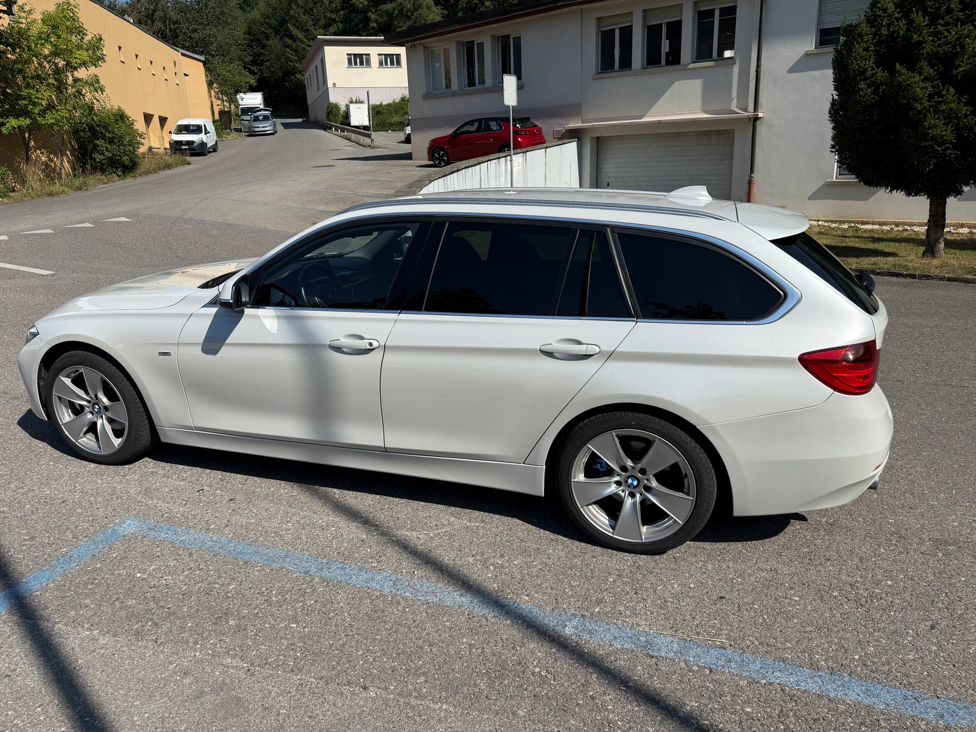 BMW 320d Touring Luxury Line-image-7