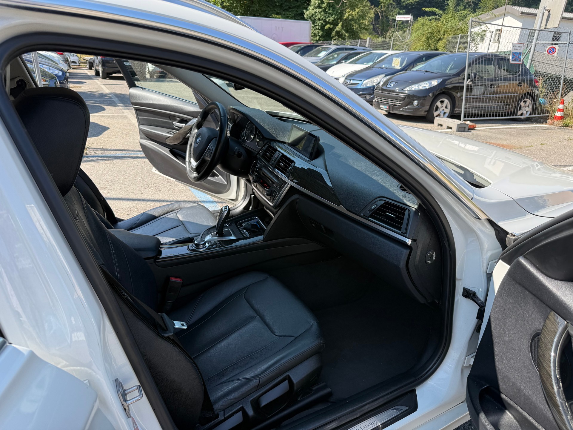 BMW 320d Touring Luxury Line-image-17