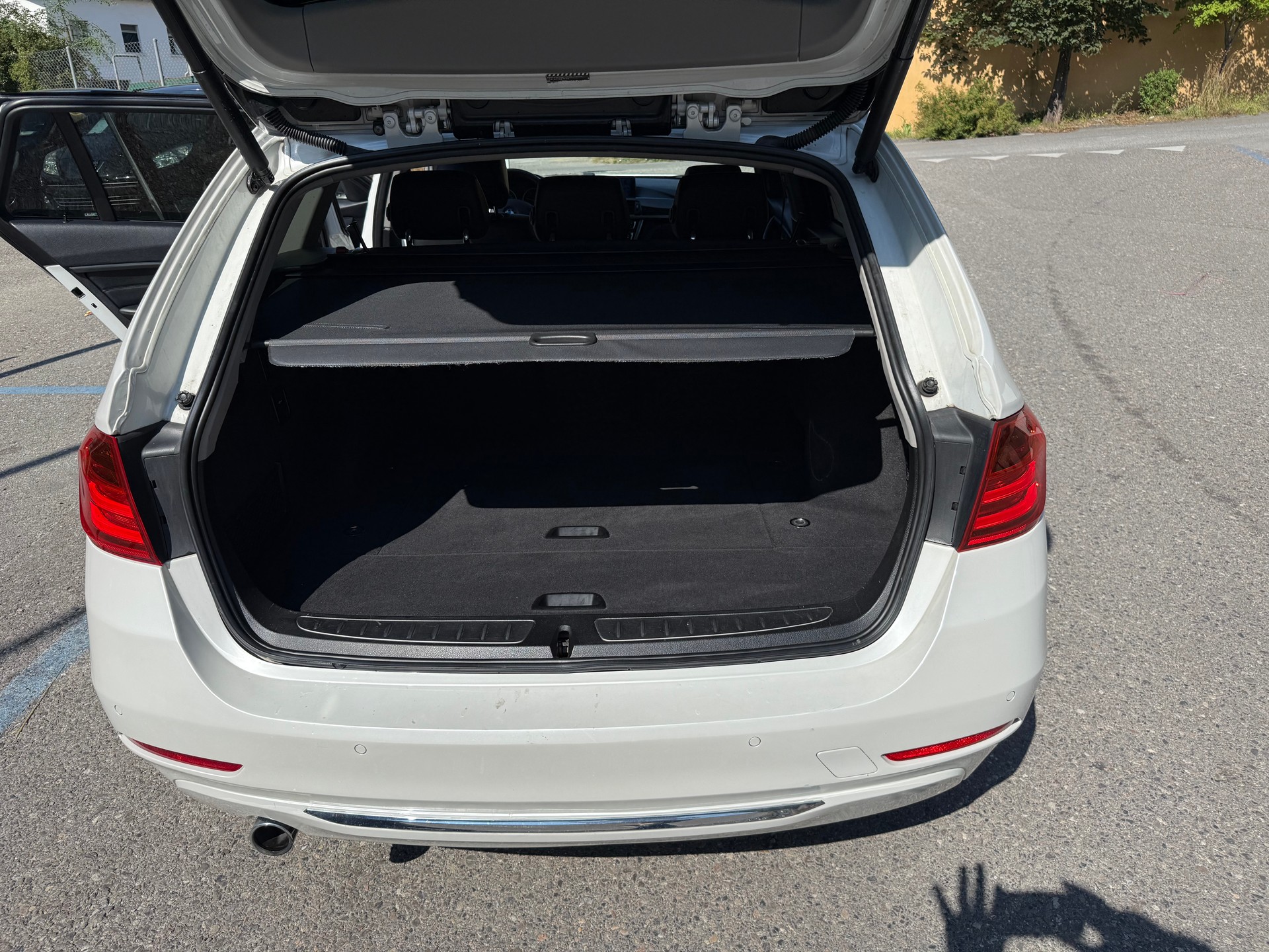 BMW 320d Touring Luxury Line-image-13