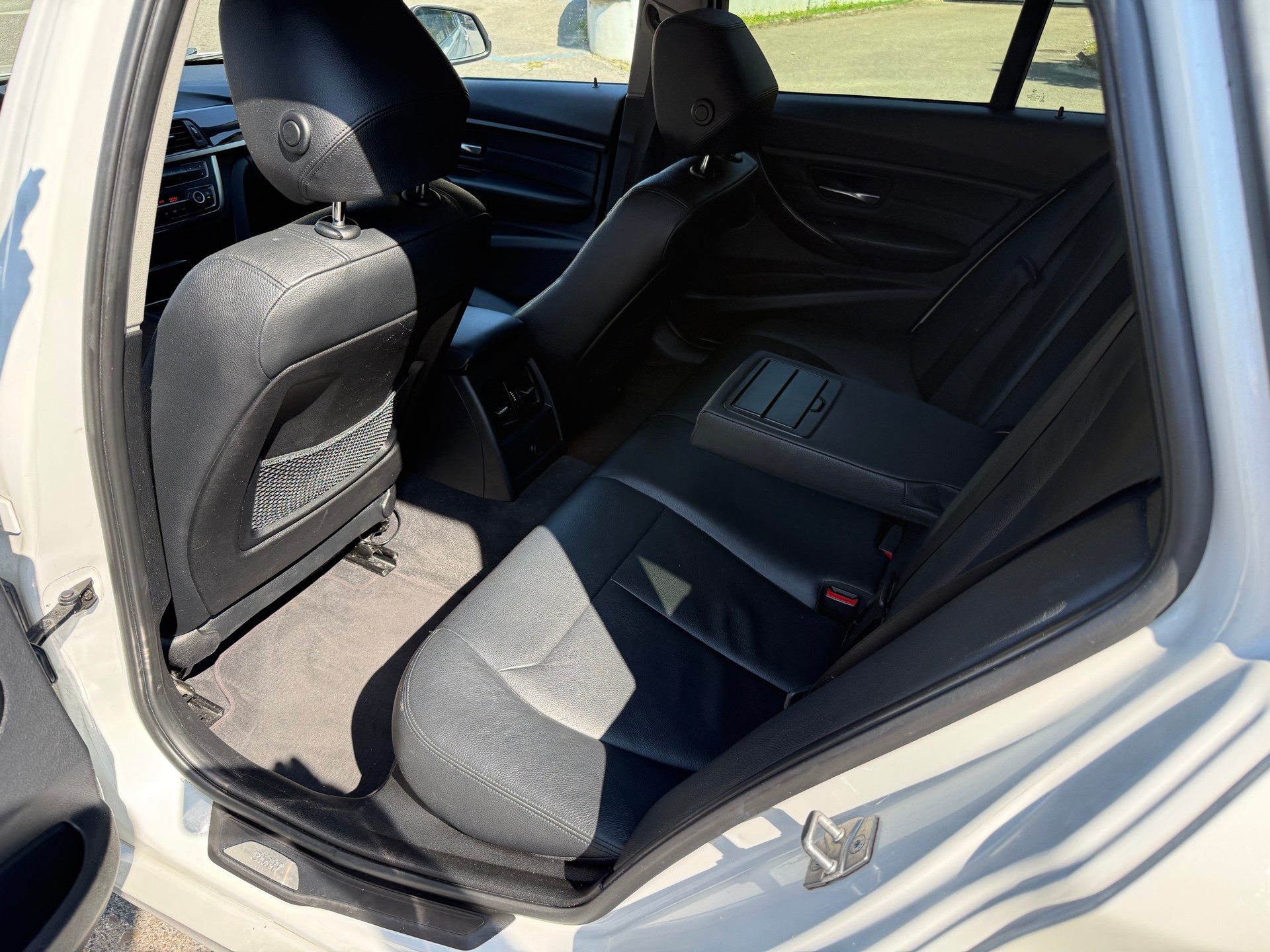 BMW 320d Touring Luxury Line-image-9