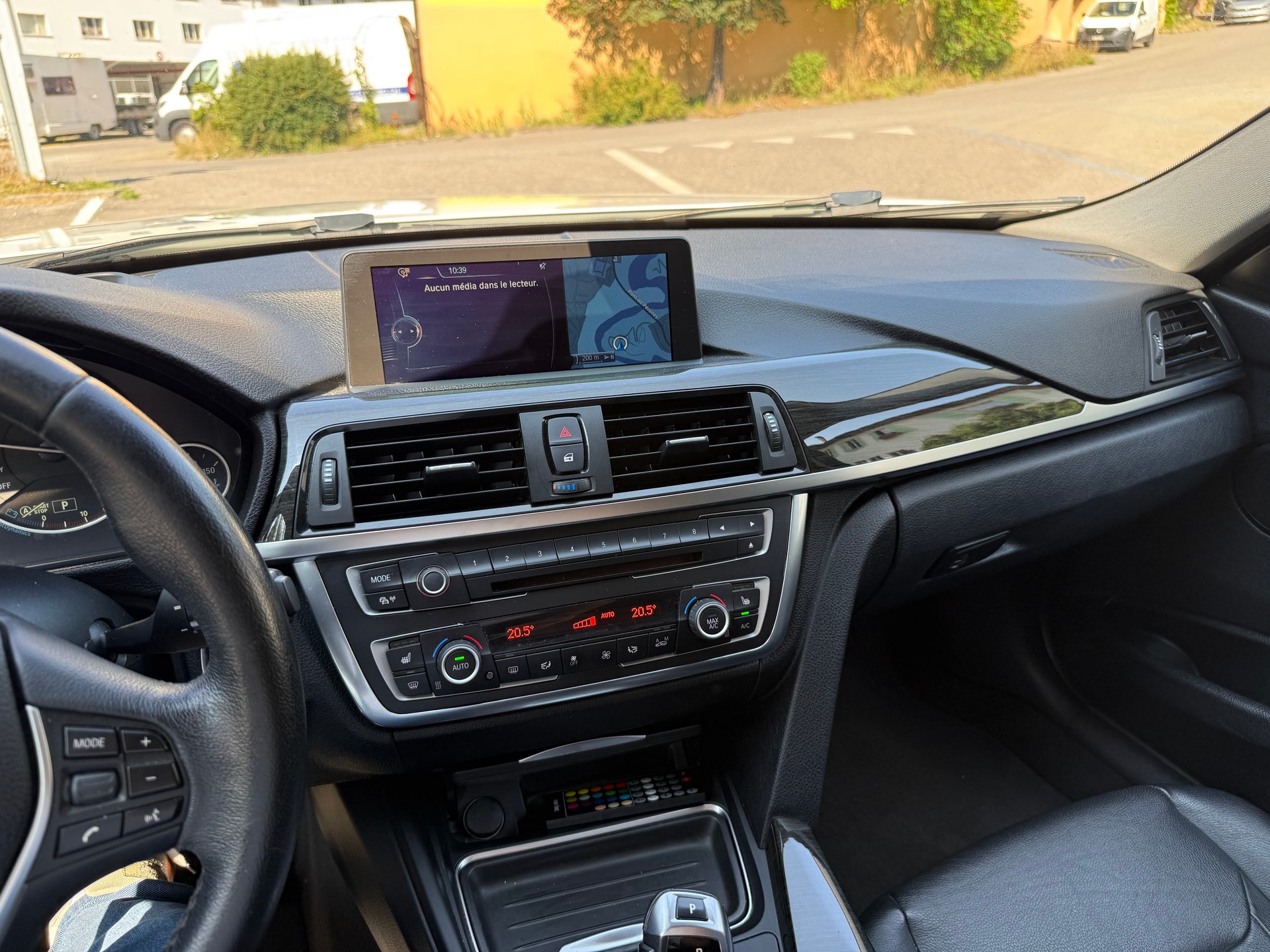 BMW 320d Touring Luxury Line-image-19