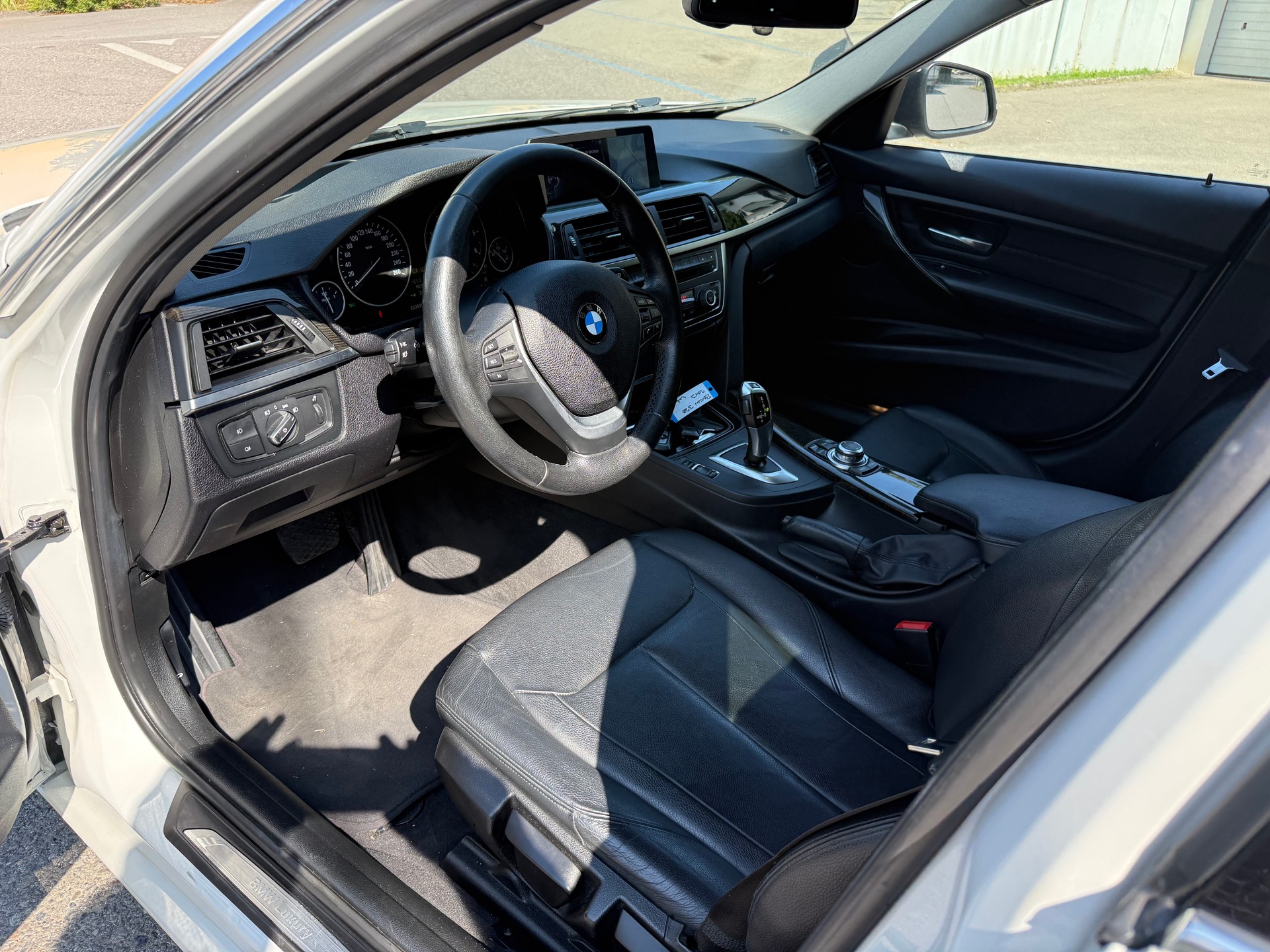 BMW 320d Touring Luxury Line-image-8