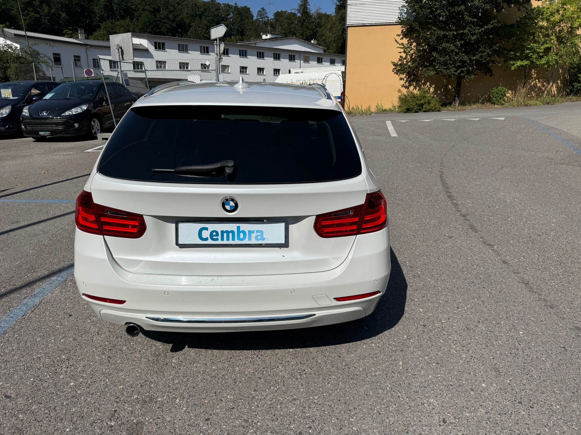BMW 320d Touring Luxury Line-image-1