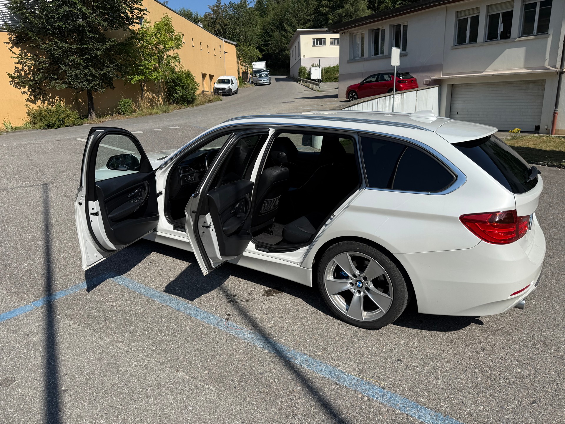 BMW 320d Touring Luxury Line-image-10
