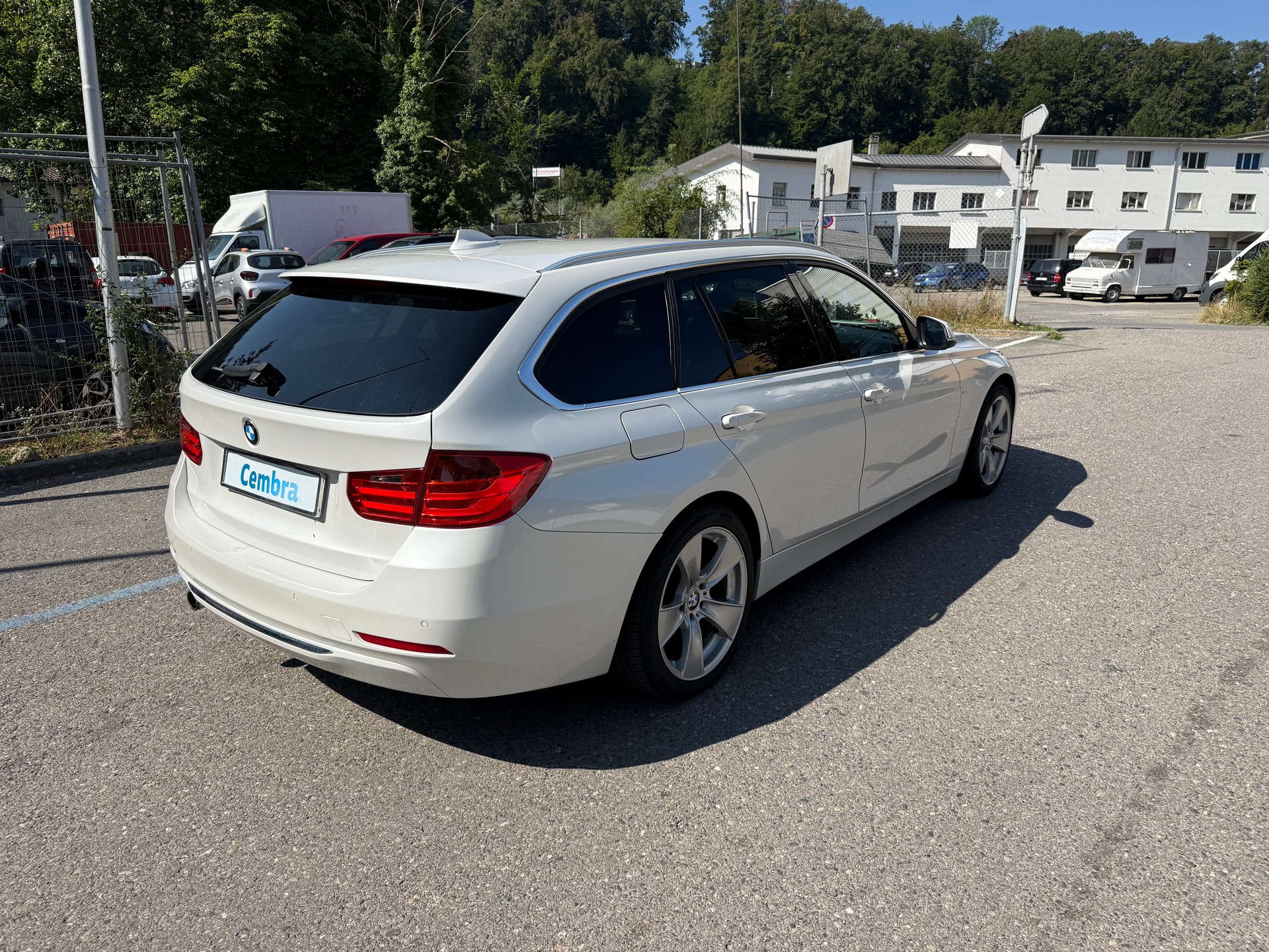 BMW 320d Touring Luxury Line-image-3