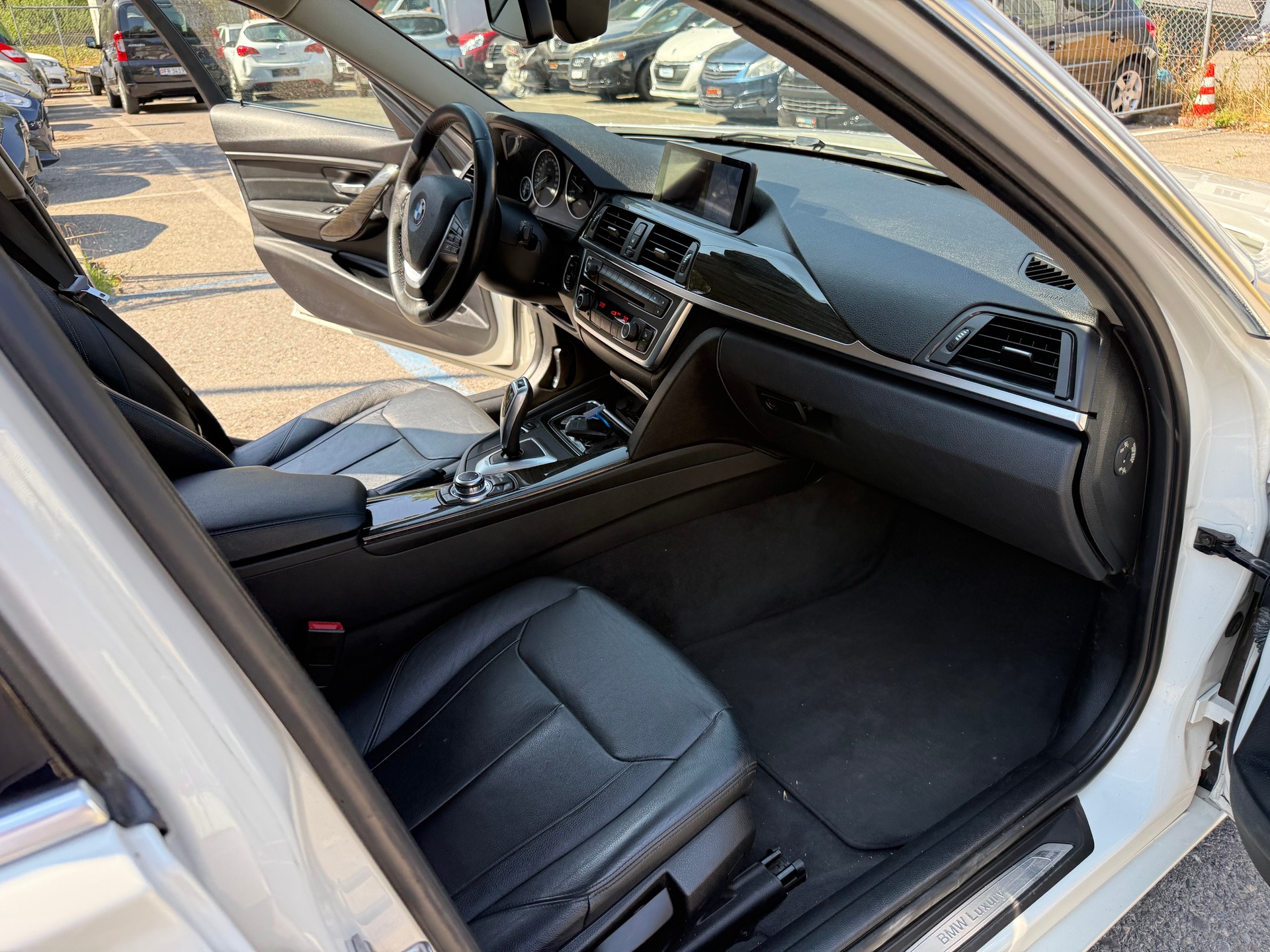 BMW 320d Touring Luxury Line-image-14