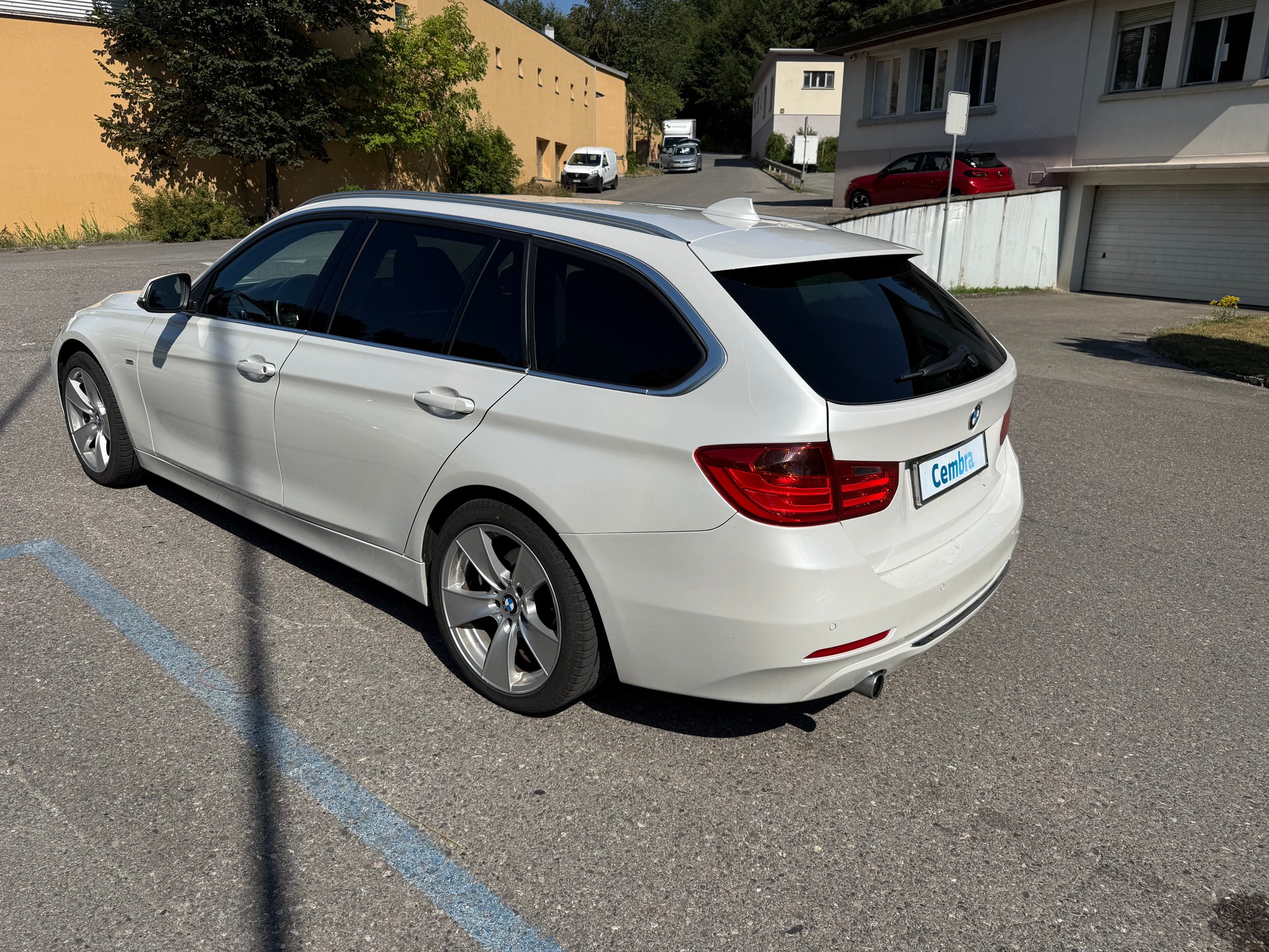 BMW 320d Touring Luxury Line-image-6