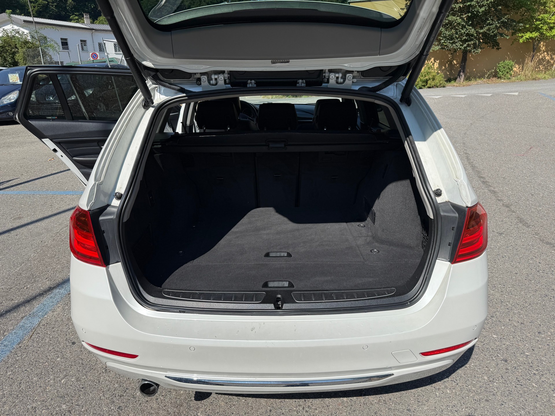 BMW 320d Touring Luxury Line-image-11