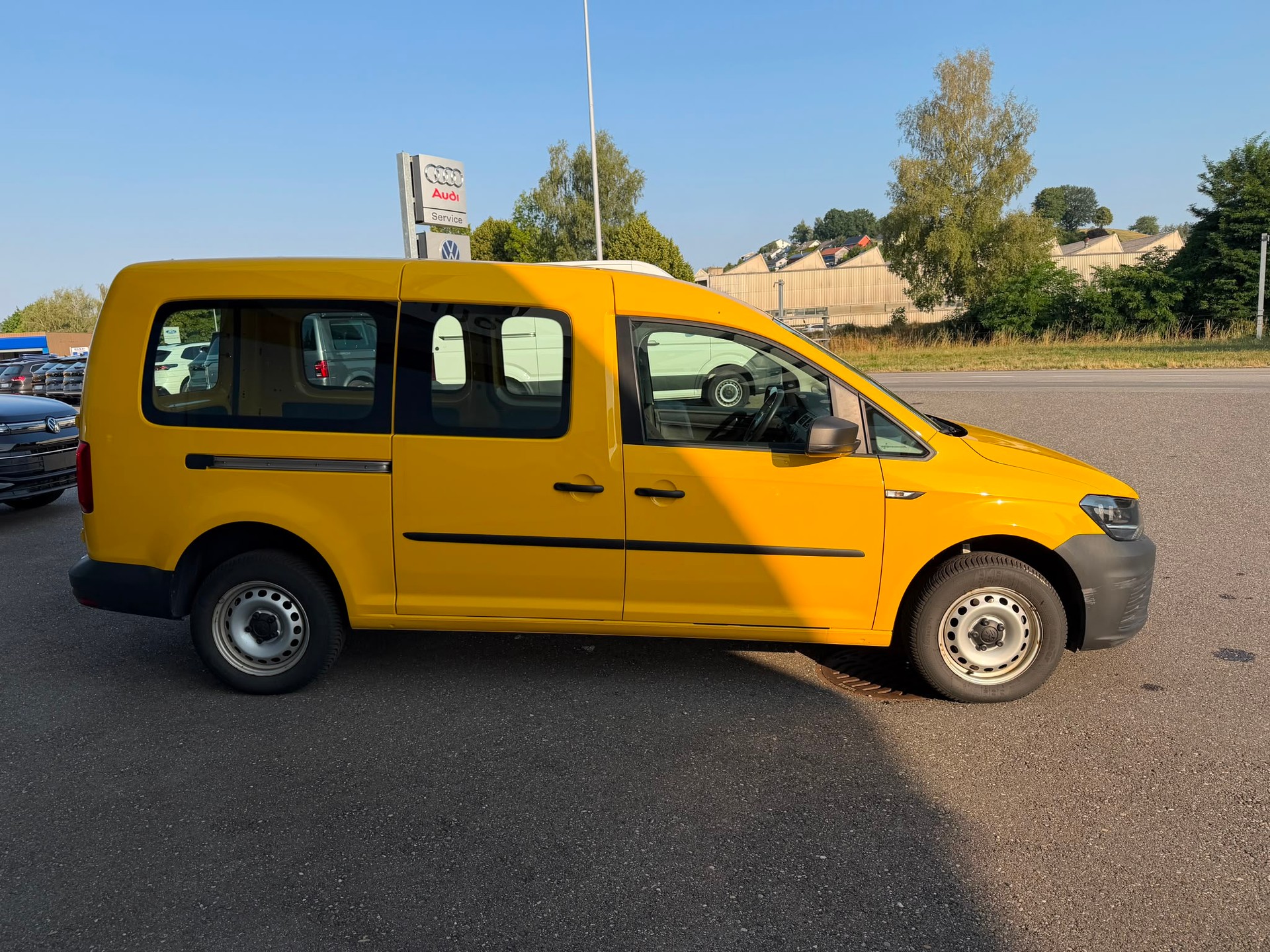 VW Caddy Maxi 2.0TDI 4Motion BlueMotion Technology-image-8