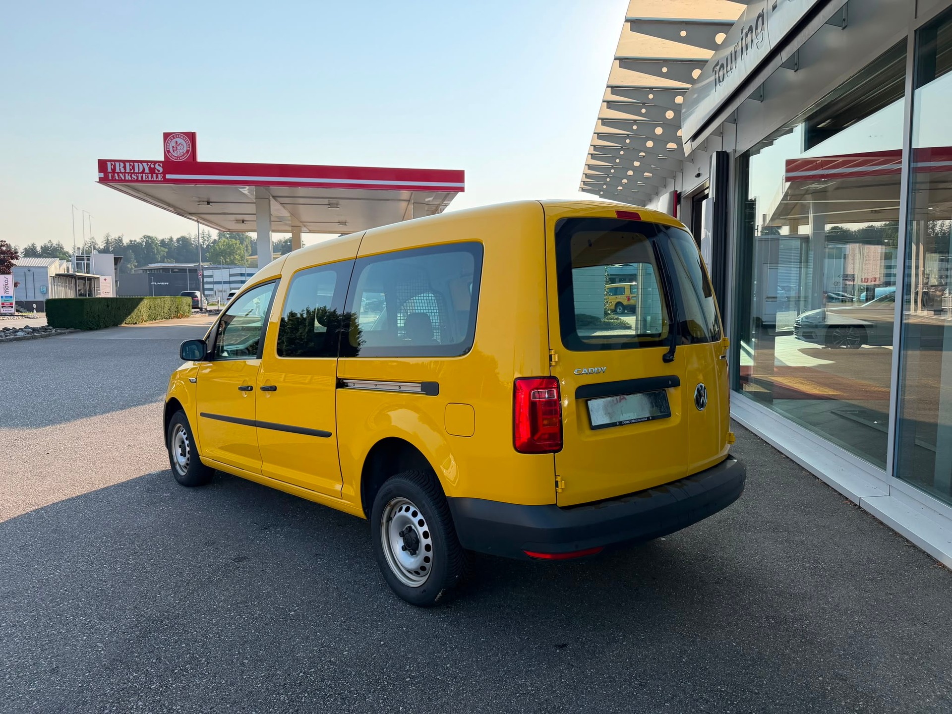 VW Caddy Maxi 2.0TDI 4Motion BlueMotion Technology-image-3
