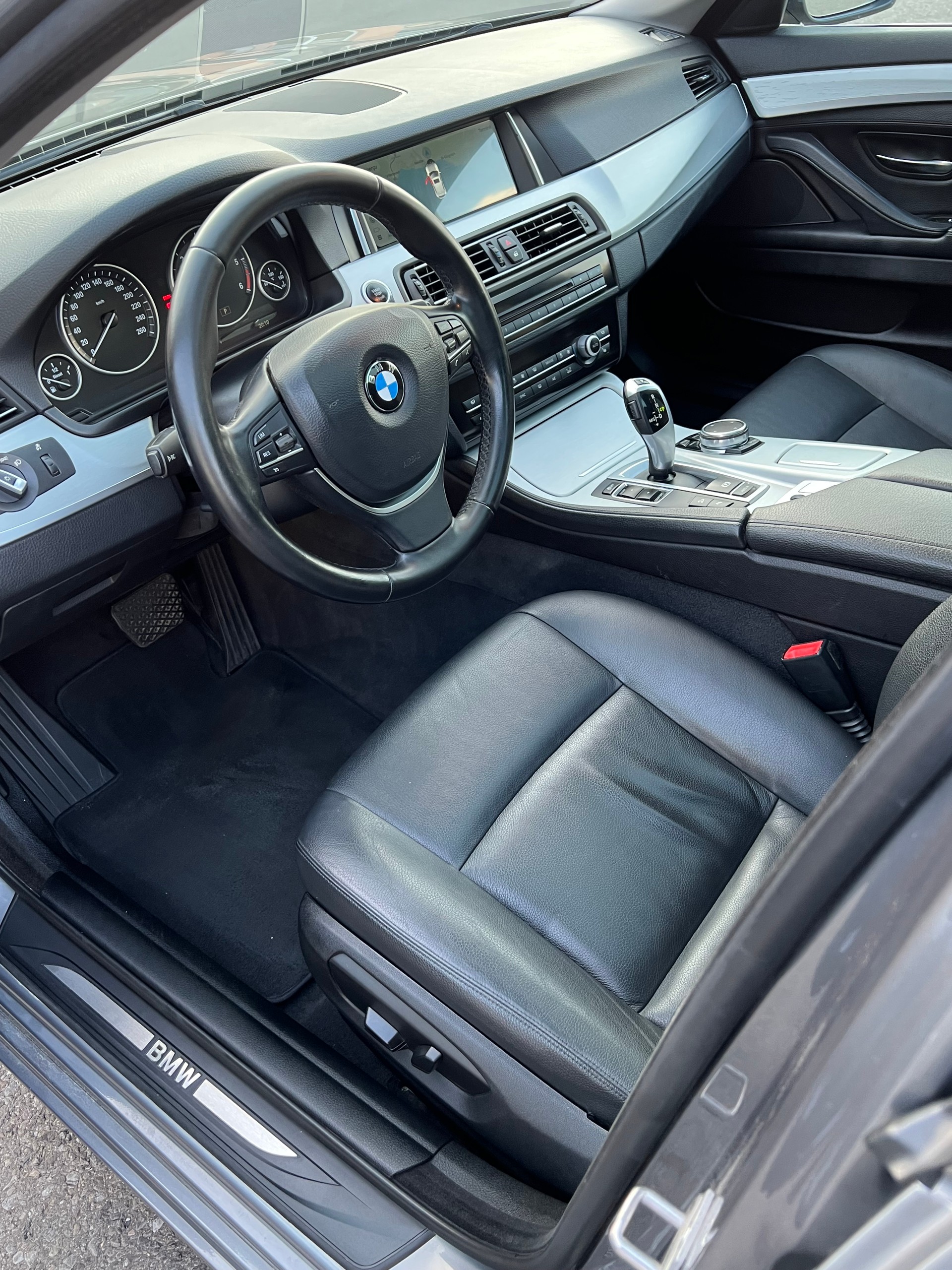 BMW 520d Touring xDrive Luxury Line Steptronic-image-4