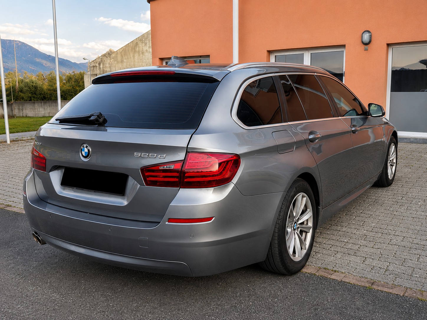 BMW 520d Touring xDrive Luxury Line Steptronic-image-3
