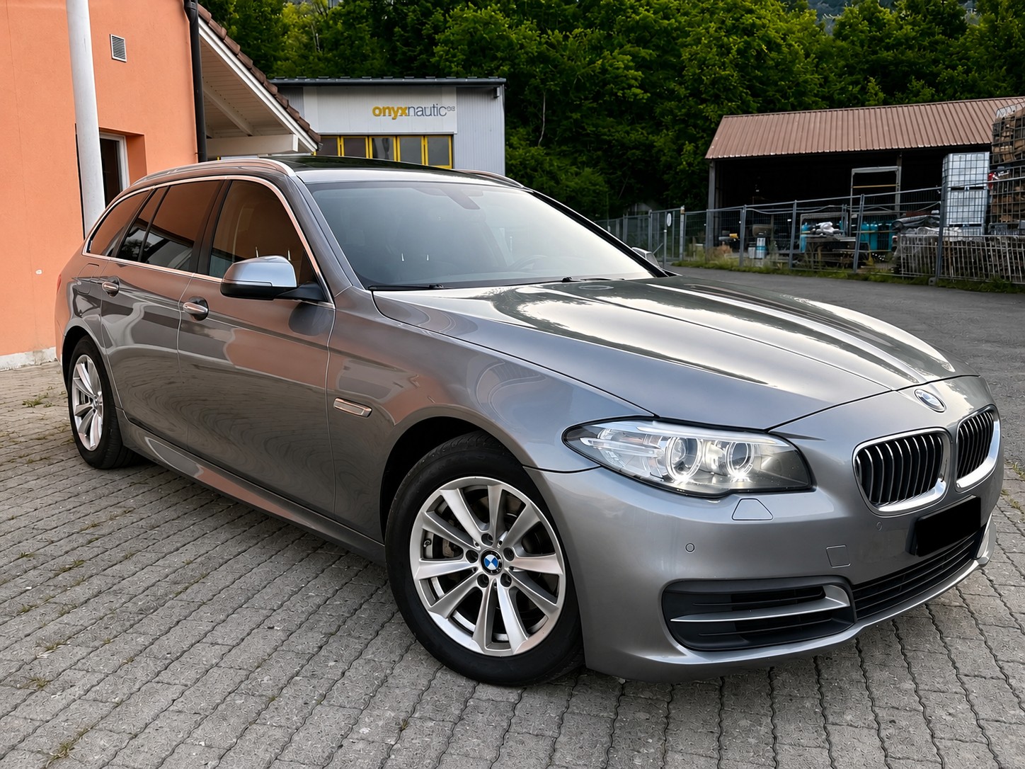 BMW 520d Touring xDrive Luxury Line Steptronic-image-1