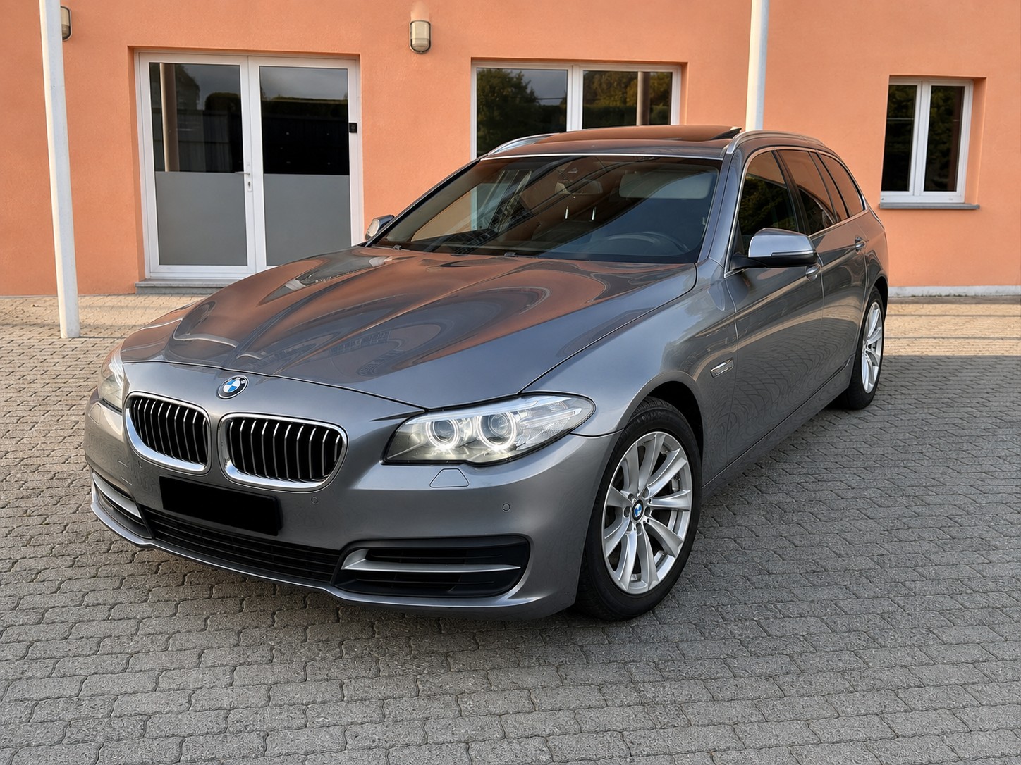 BMW 520d Touring xDrive Luxury Line Steptronic-image-0