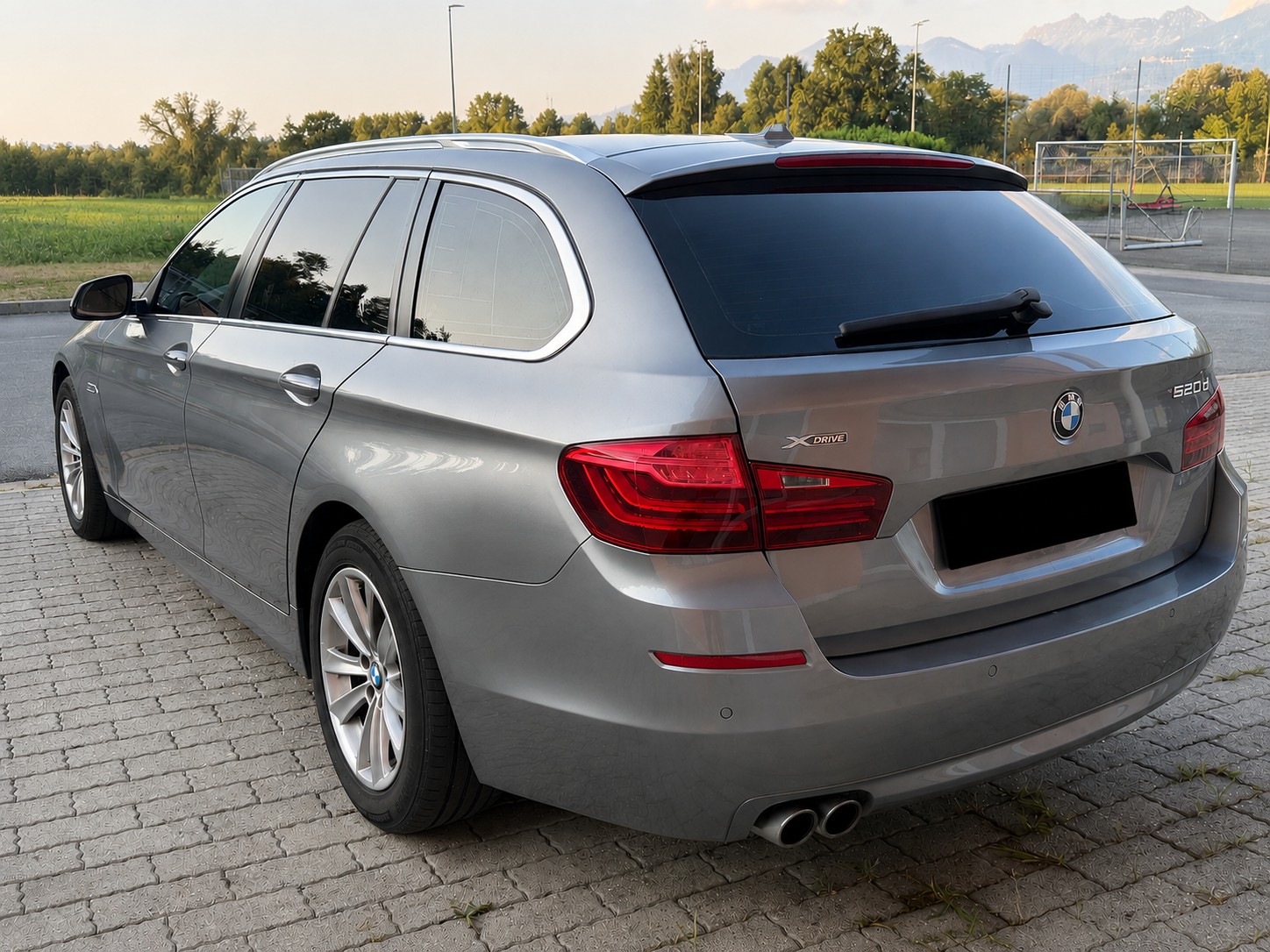 BMW 520d Touring xDrive Luxury Line Steptronic-image-2