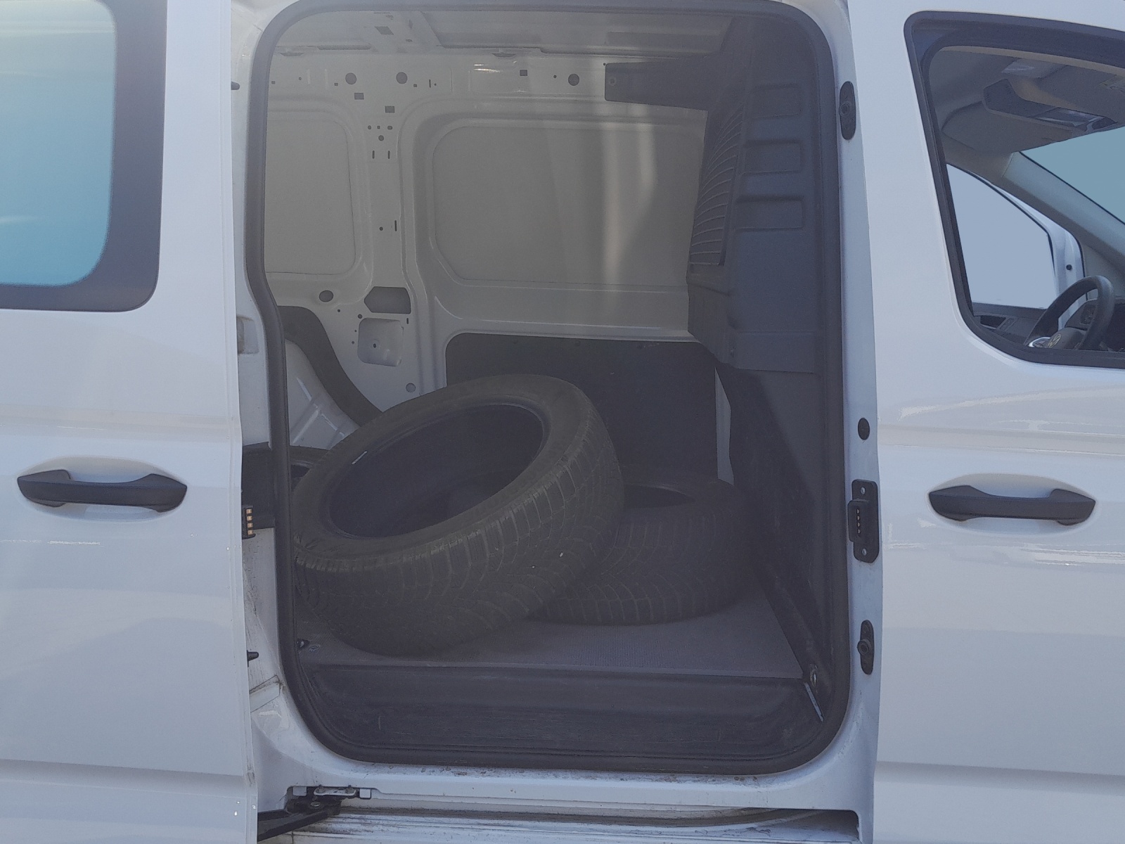 VW Caddy Cargo 2.0TDI Maxi 4Motion-image-14