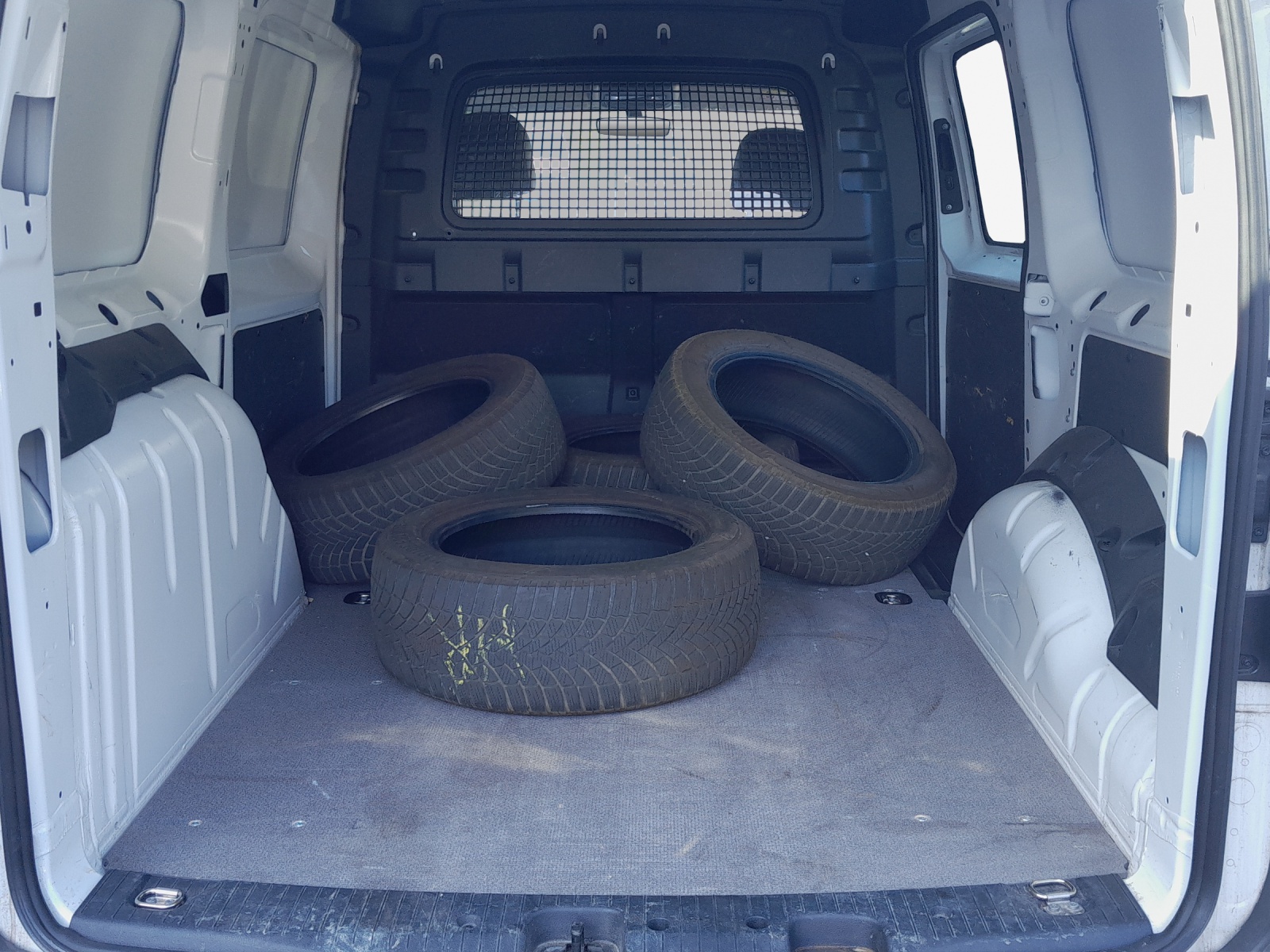 VW Caddy Cargo 2.0TDI Maxi 4Motion-image-12