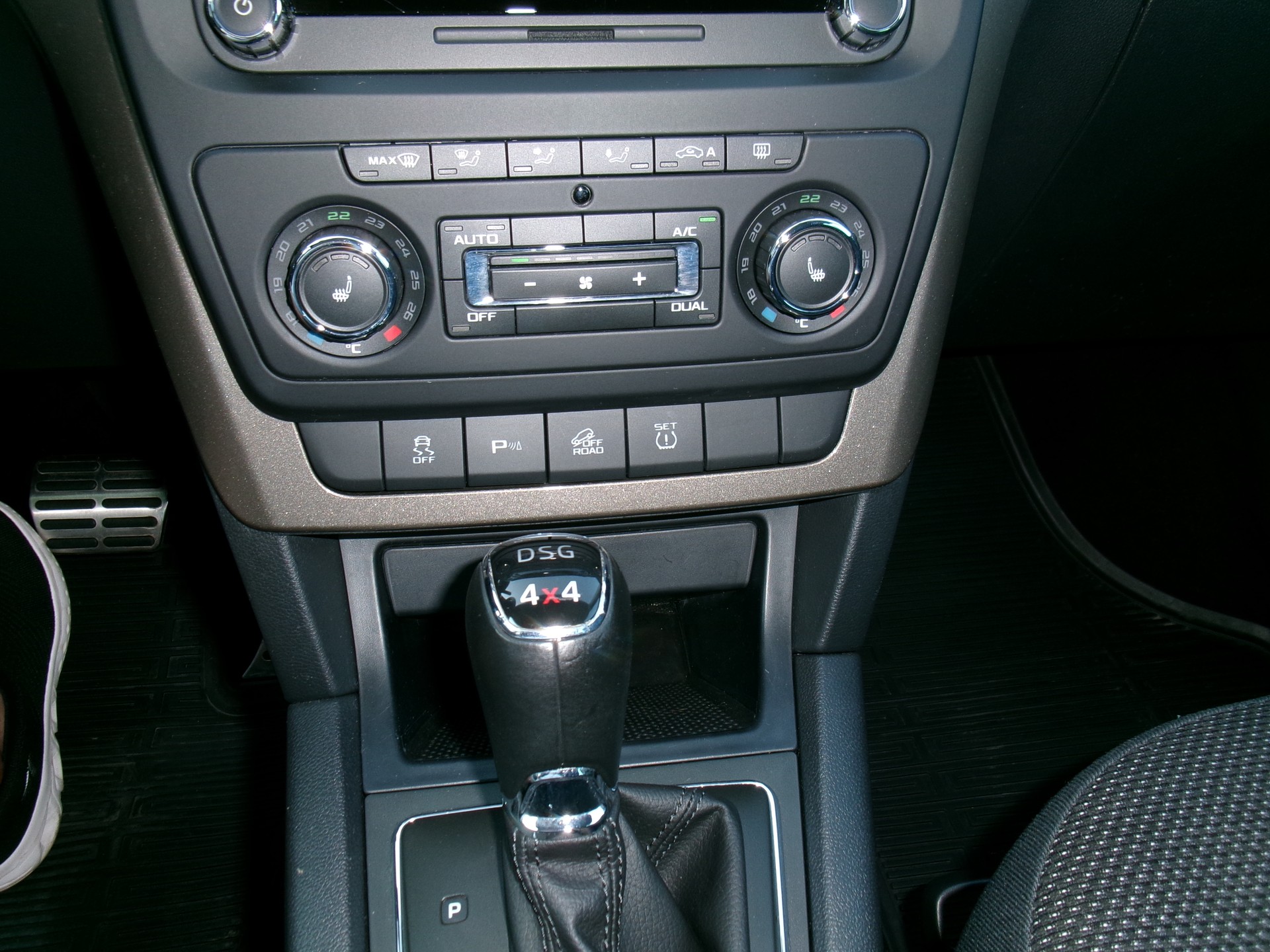 SKODA Yeti 2.0 TDI Elegance Outdoor 4x4 DSG-image-5