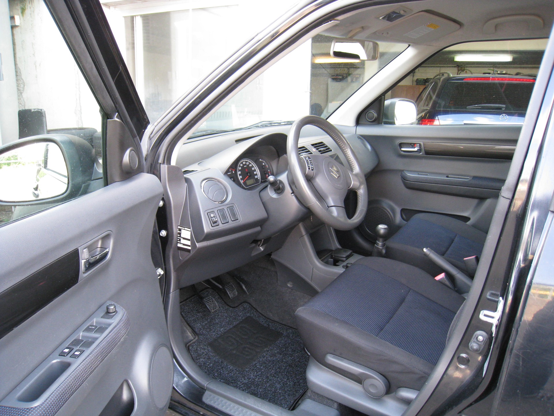 SUZUKI Swift 1.3i 16V GL Top 4x4-image-2