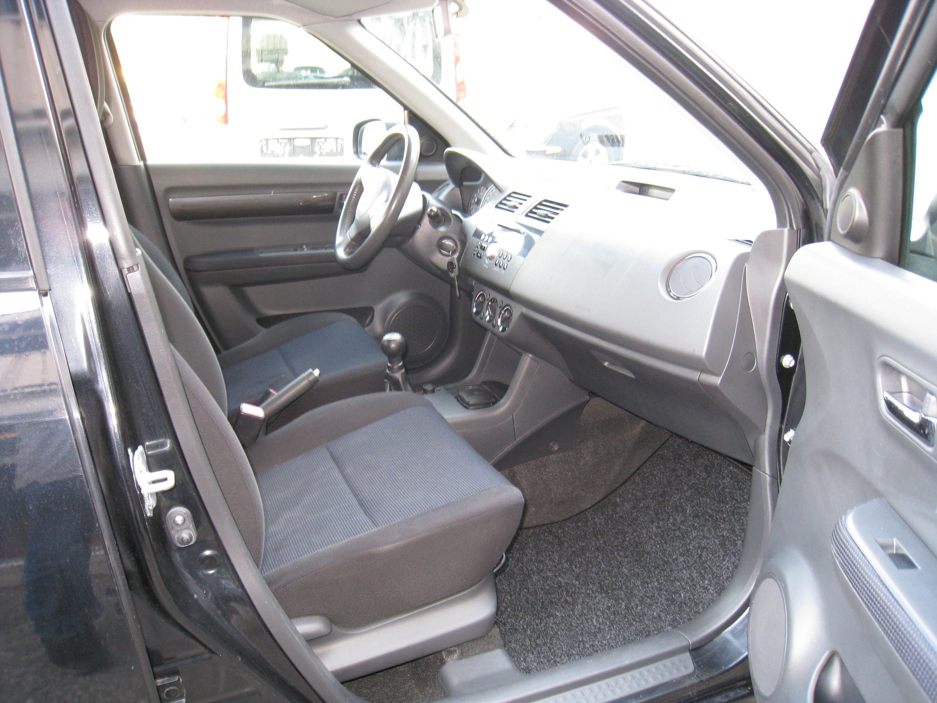 SUZUKI Swift 1.3i 16V GL Top 4x4-image-4