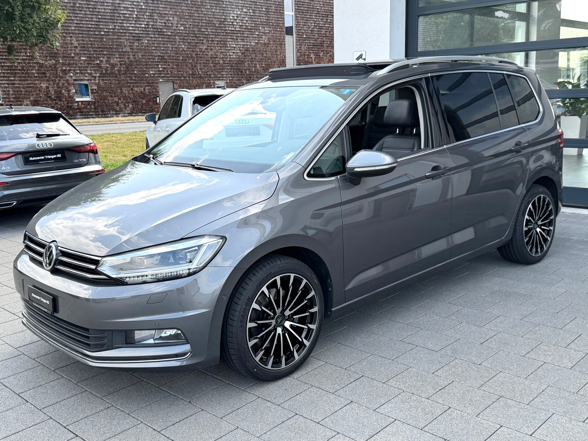 VW Touran 1.4 TSI BlueMotion Technology Highline DSG-image-2