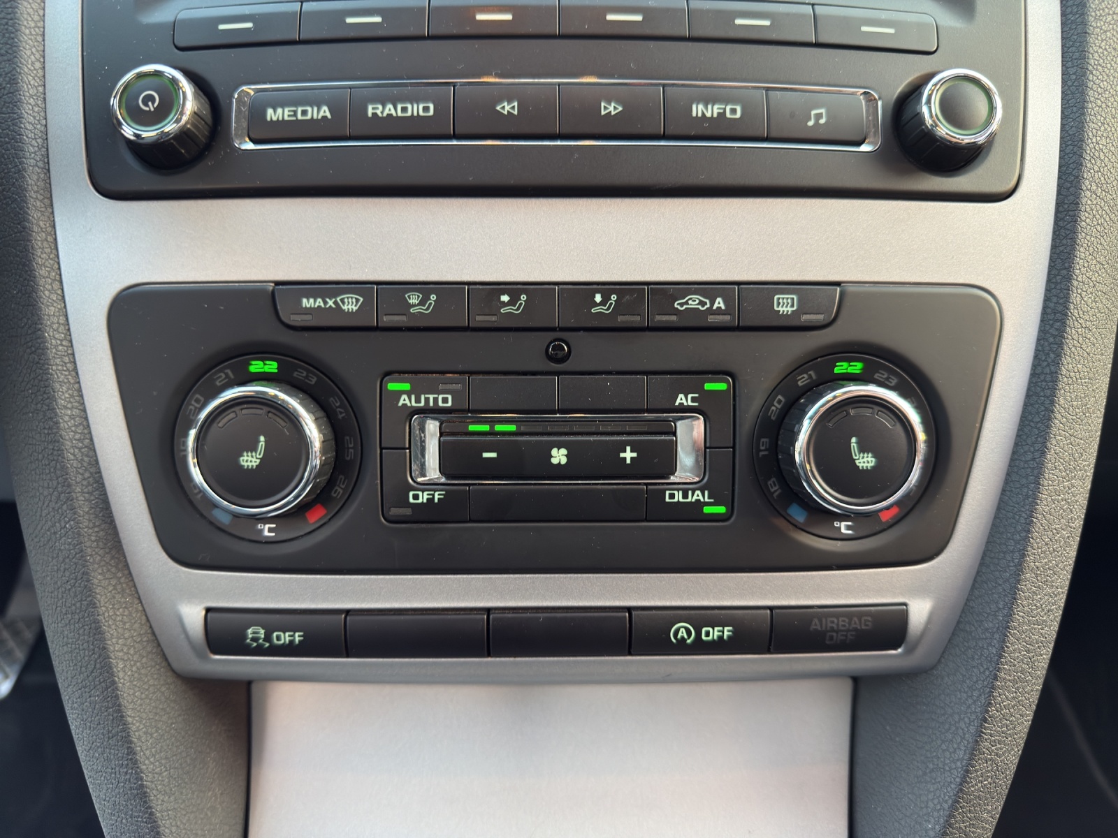 SKODA Octavia Combi 1.4 TSI Twenty20-image-14