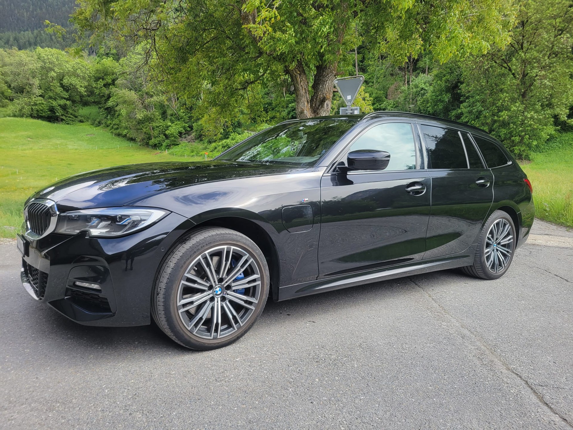 BMW 330e xDrive-image-0