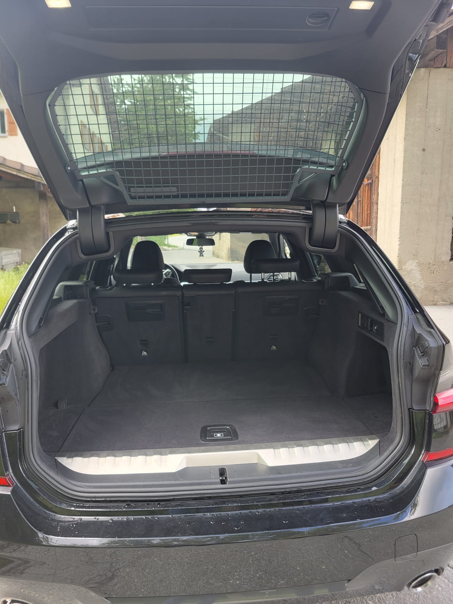 BMW 330e xDrive-image-5