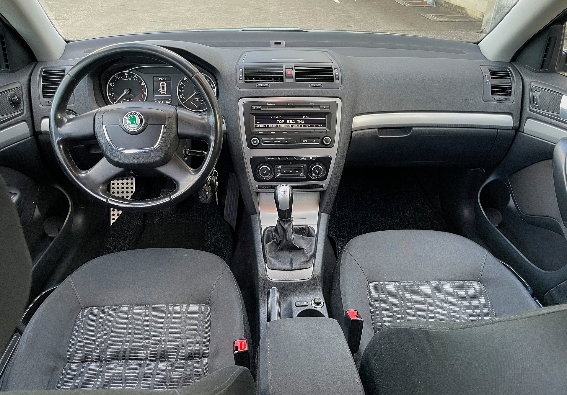 SKODA C 1.8 / 4x4(allrad) / FRISCH AB MFK / AHK / 6 GANG / IN TOP ZUSTAND-image-4