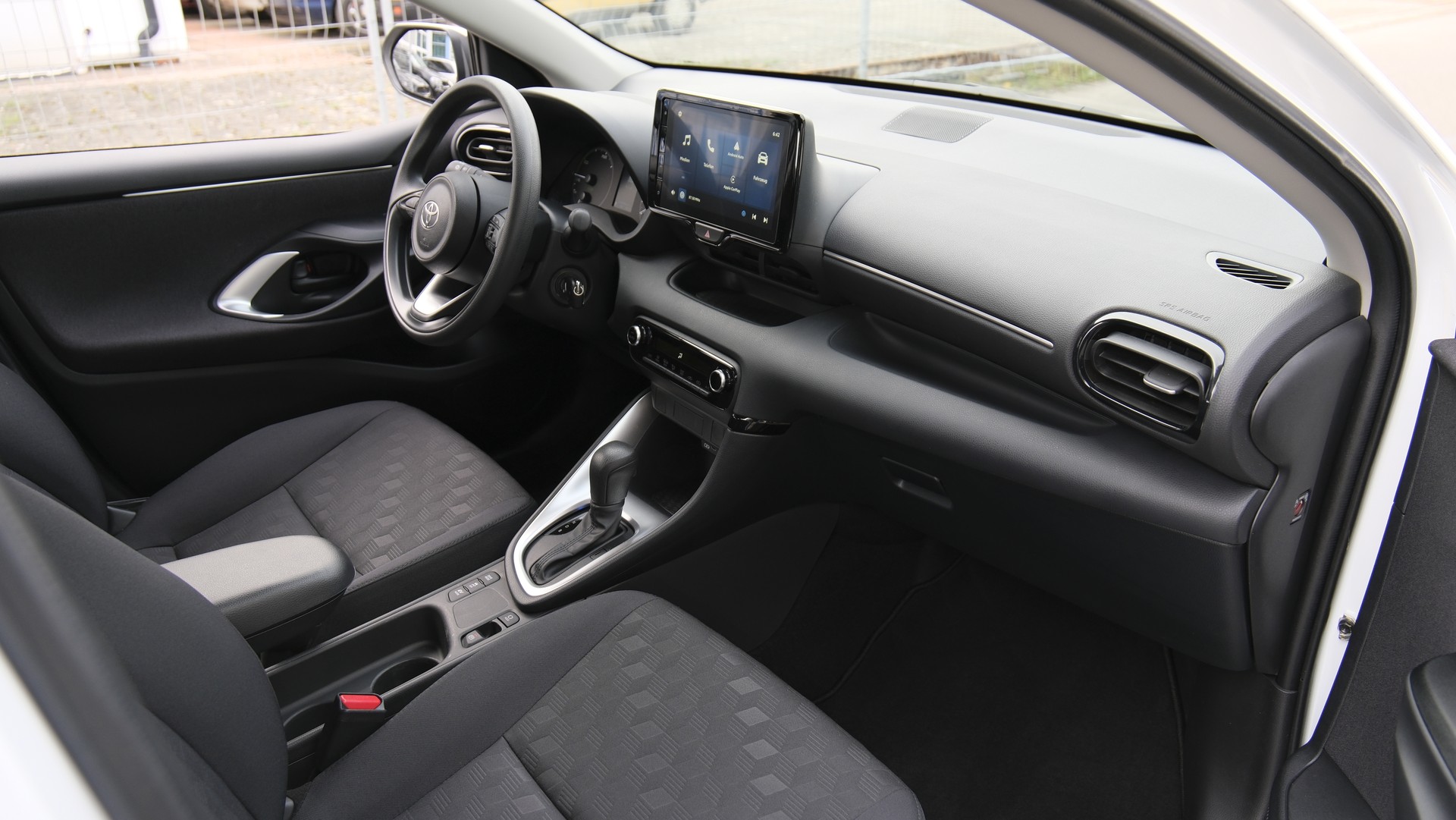 TOYOTA Yaris 1.5 Comfort e-CVT-image-13