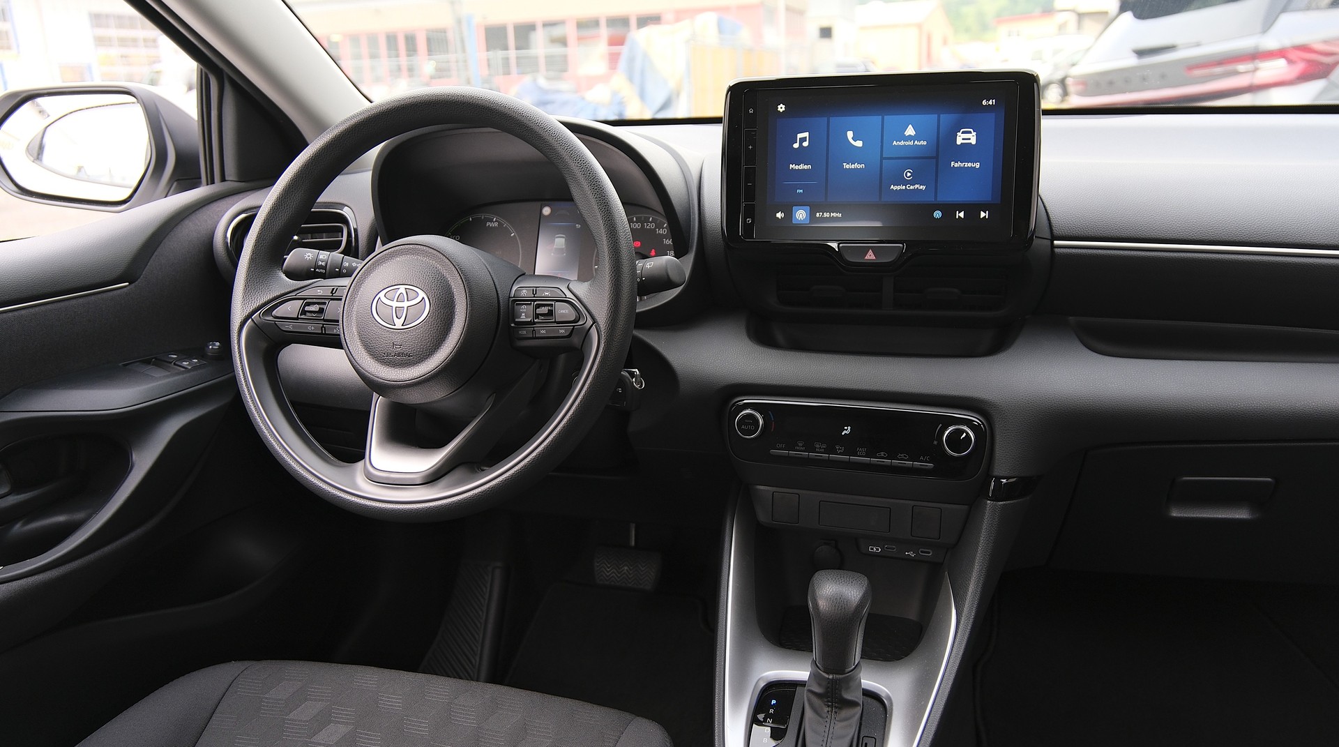 TOYOTA Yaris 1.5 Comfort e-CVT-image-21