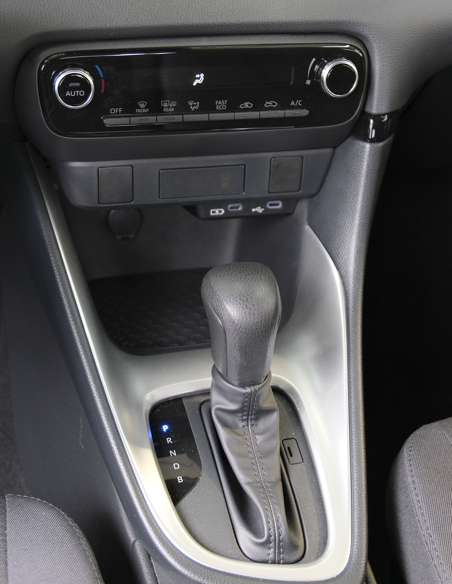 TOYOTA Yaris 1.5 Comfort e-CVT-image-6