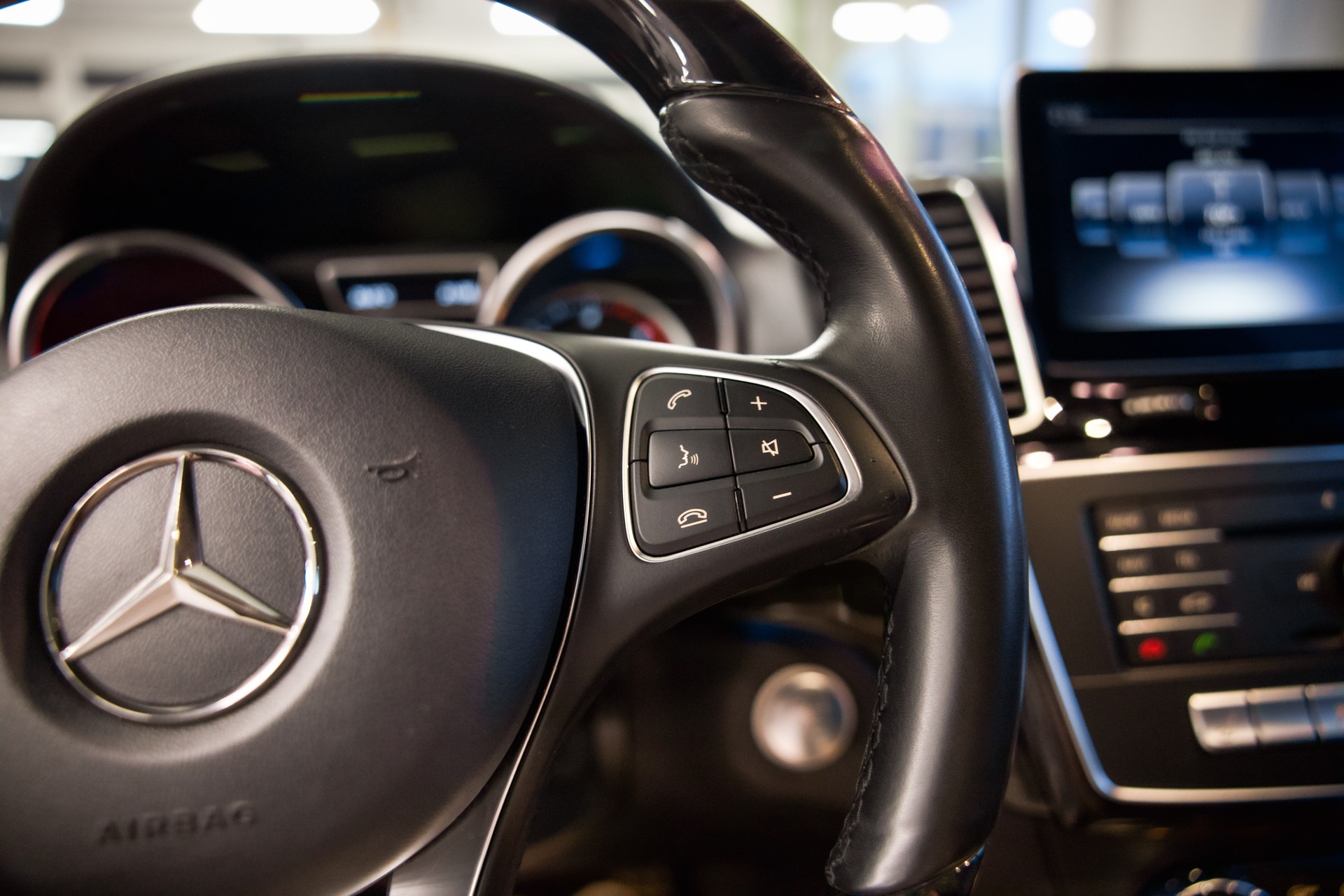 MERCEDES-BENZ GLE 350 d 4Matic 9G-Tronic AMG Line-image-32