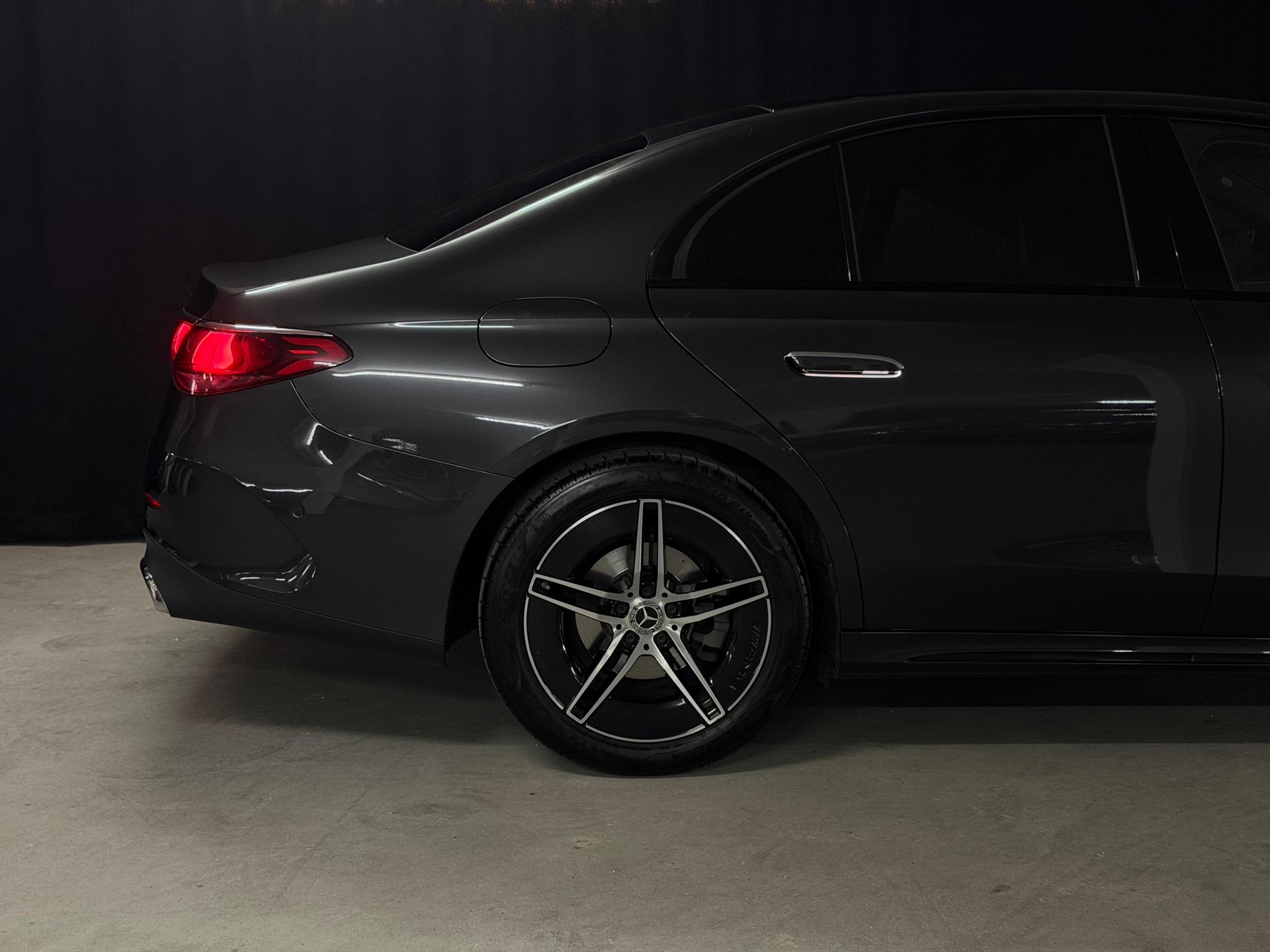 MERCEDES-BENZ E 220 d AMG Line 9G-Tronic-image-3