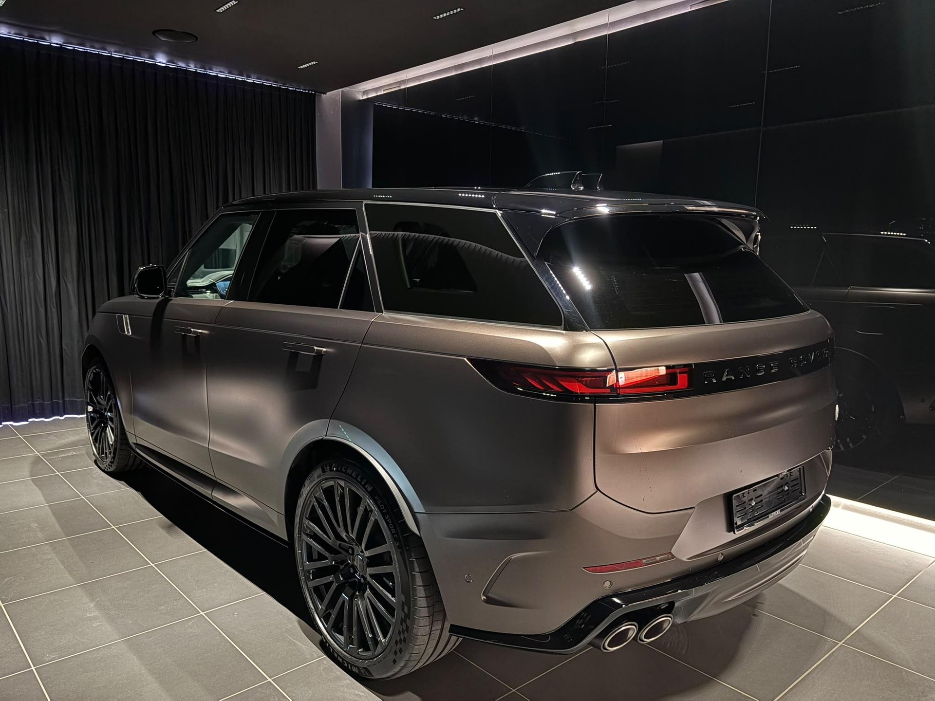 LAND ROVER Range Rover Sport 4.4 V8 SV-image-1