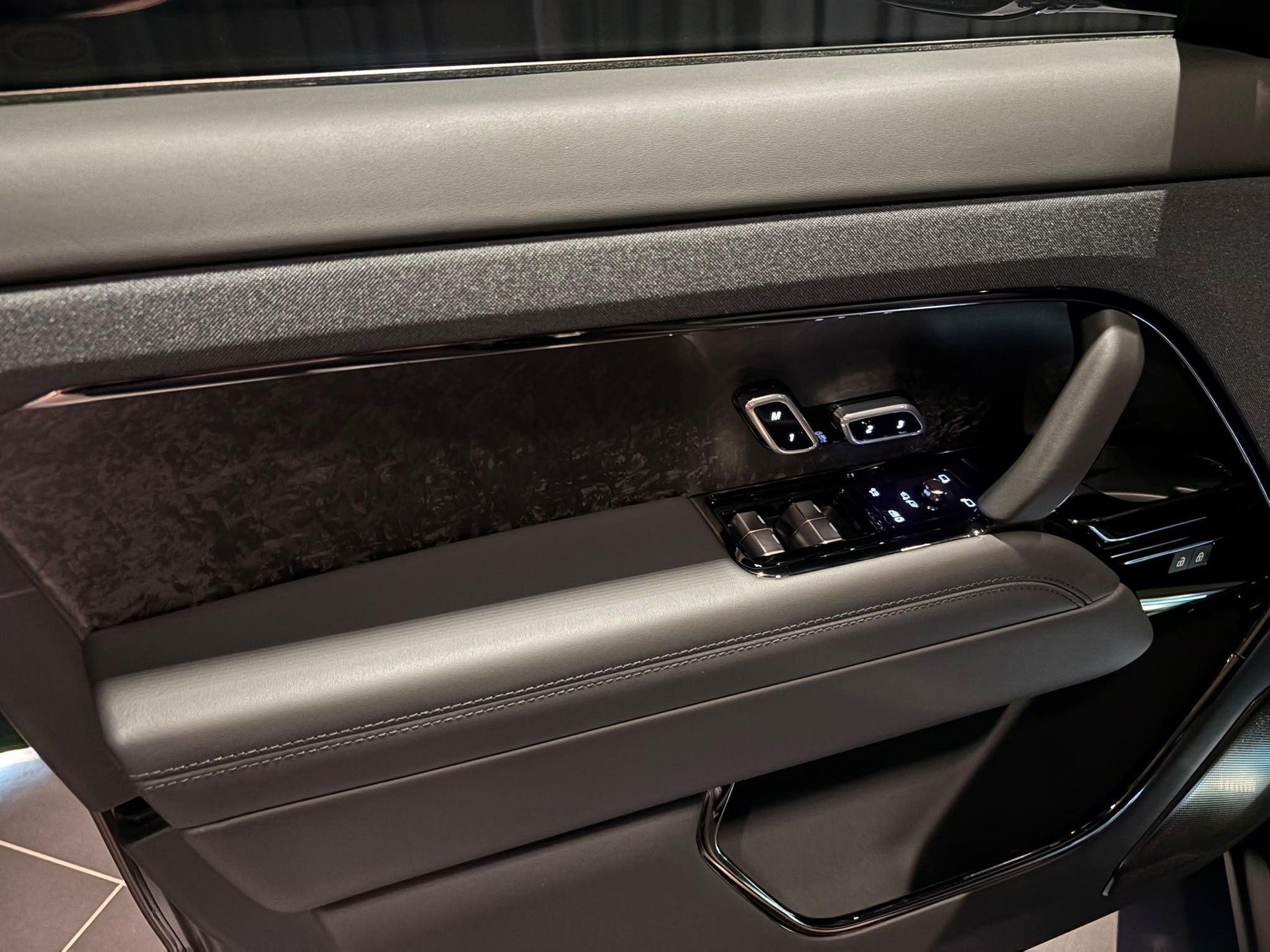 LAND ROVER Range Rover Sport 4.4 V8 SV-image-6