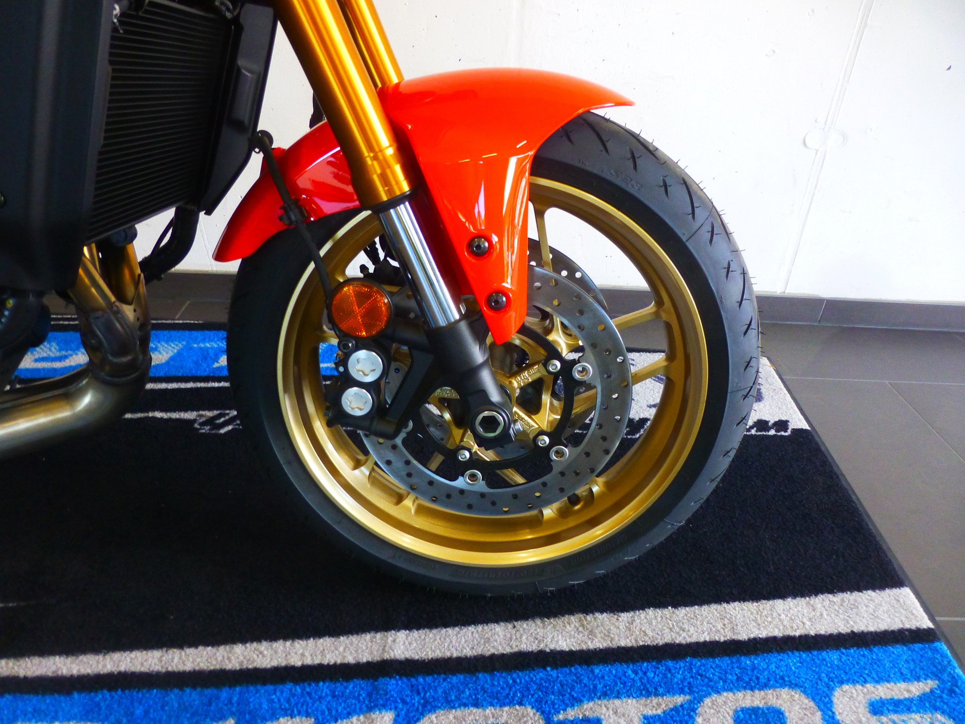 YAMAHA XSR 900-showroom-element-2