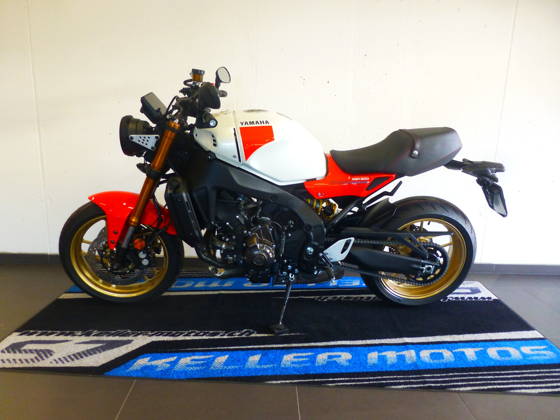 YAMAHA XSR 900-showroom-element-1