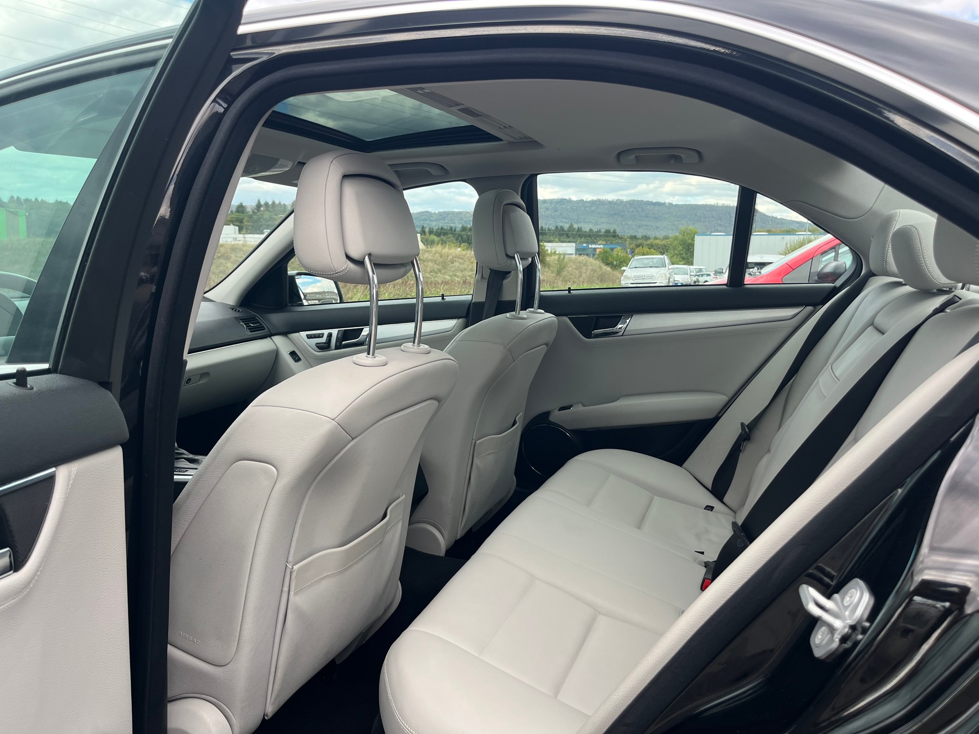 MERCEDES-BENZ C 300 Avantgarde 4Matic 7G-Tronic-image-11